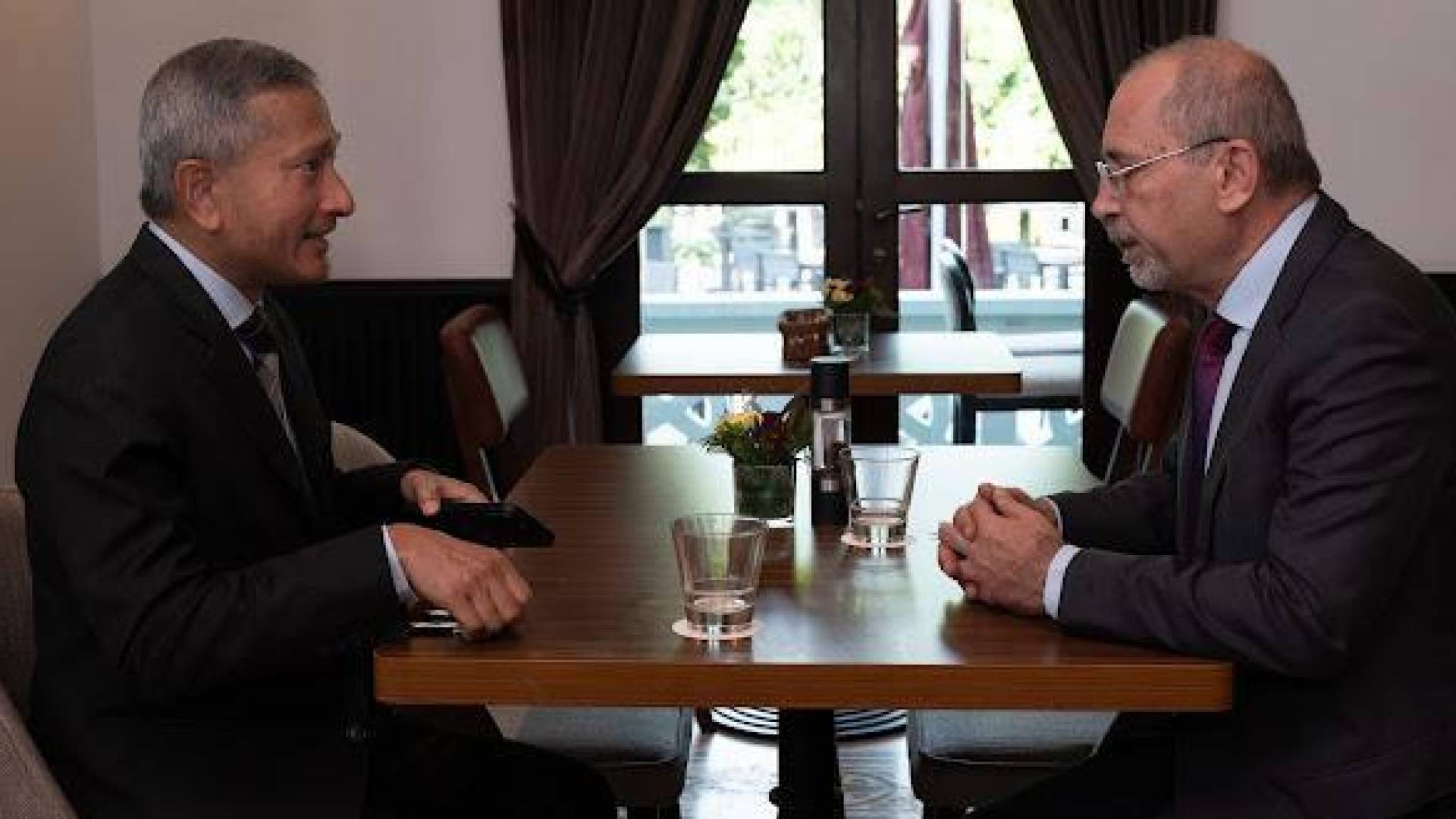 وَزِيرُ الخَارِجِيَّةِ وَشُؤُونِ المُغْتَرِبِينَ، أَيْمَنُ الصَّفَدِيُّ مَعَ نَظِيرِهِ السِّنْغَافُورِيِّ