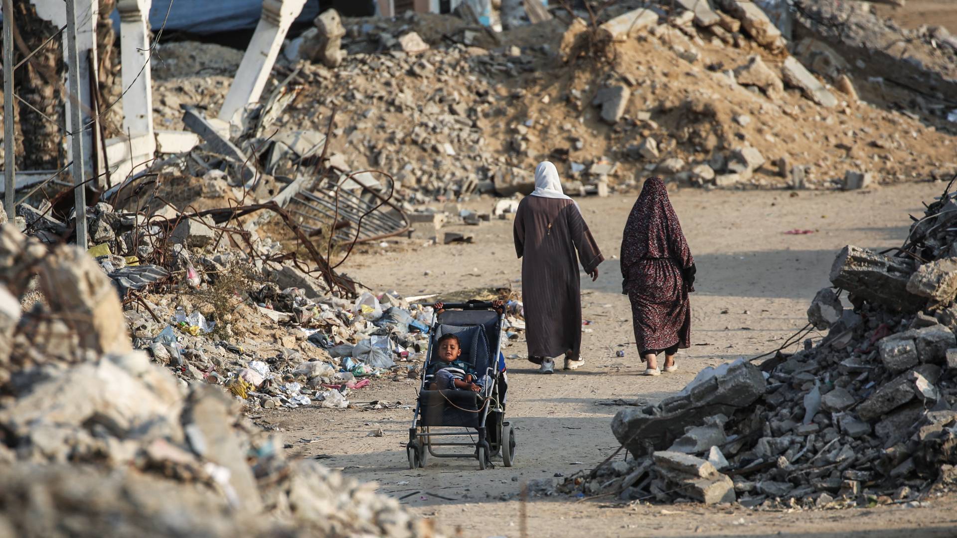 سيدات فلسطينيات يتجولن في احدى مناطق غزة المدمرة