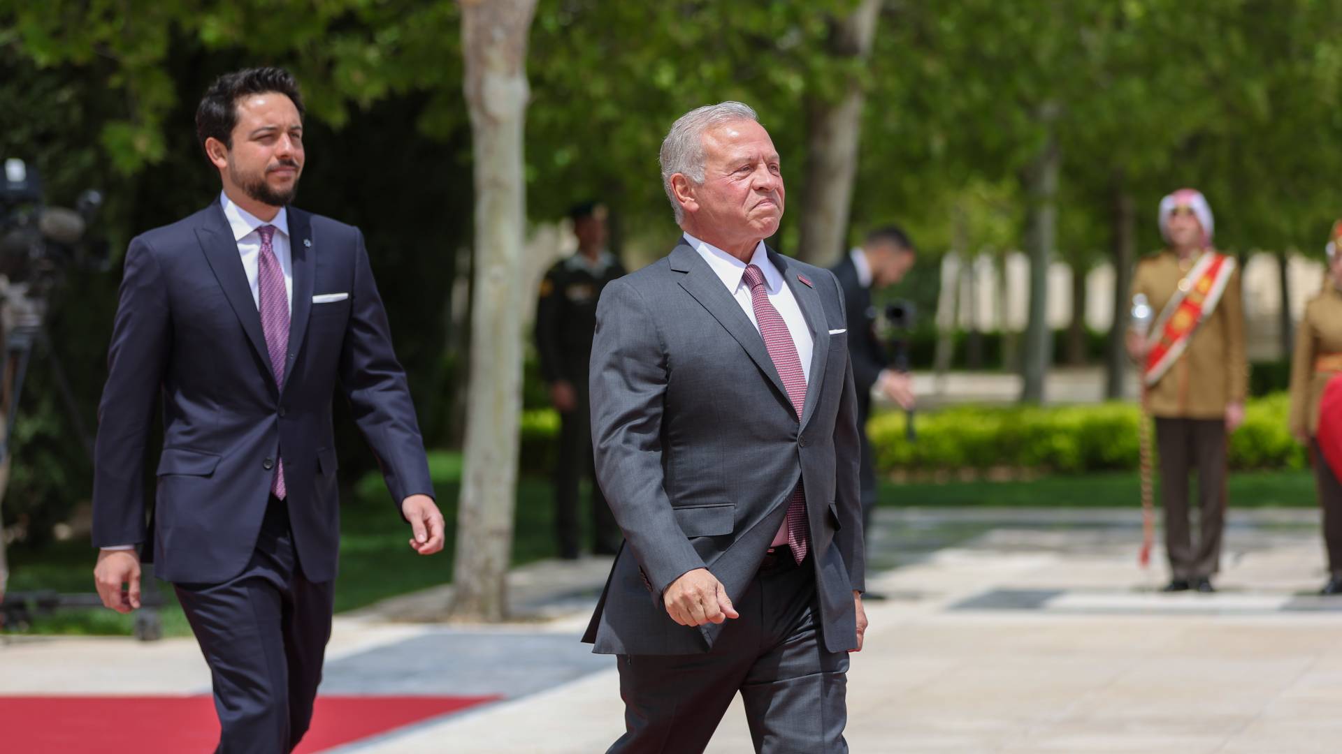 الملك وولي العهد يتلقيان برقيات بذكرى ميلاد المغفور له الملك الحسين