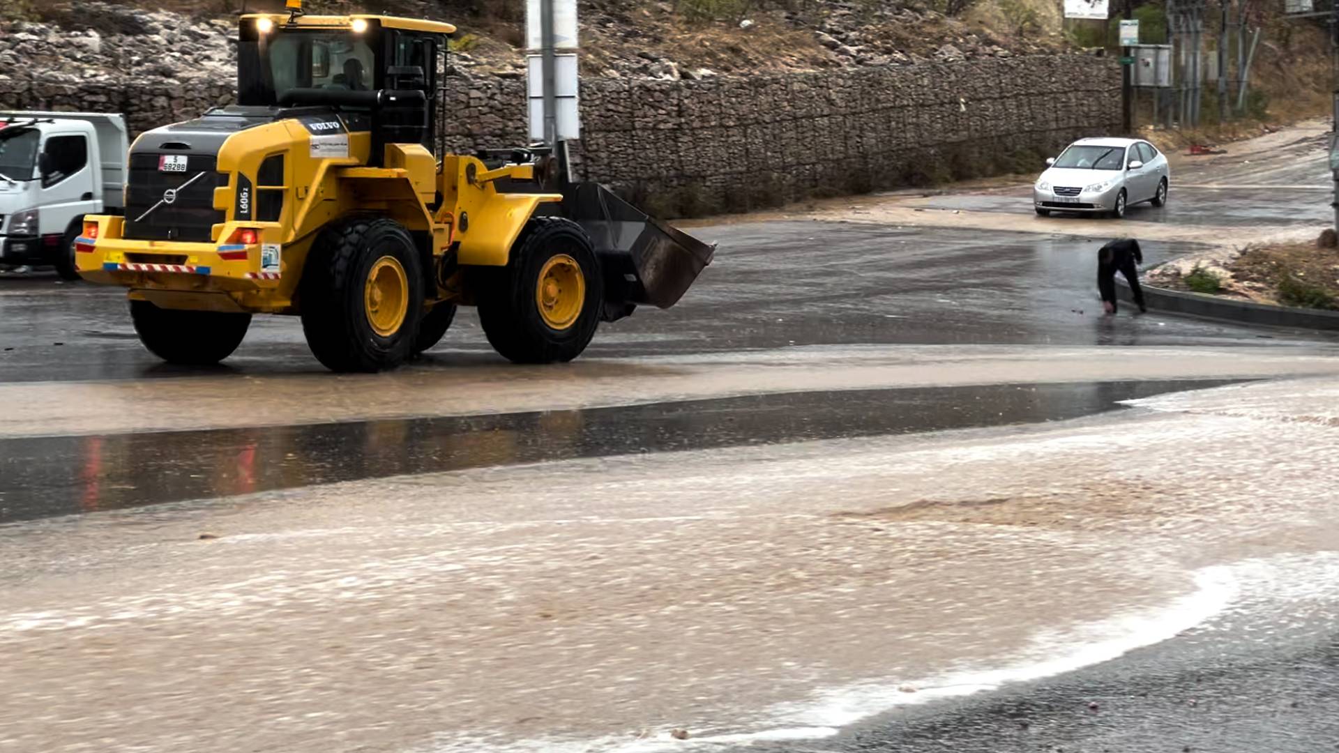 احدى اليات وزارة الأشغال..