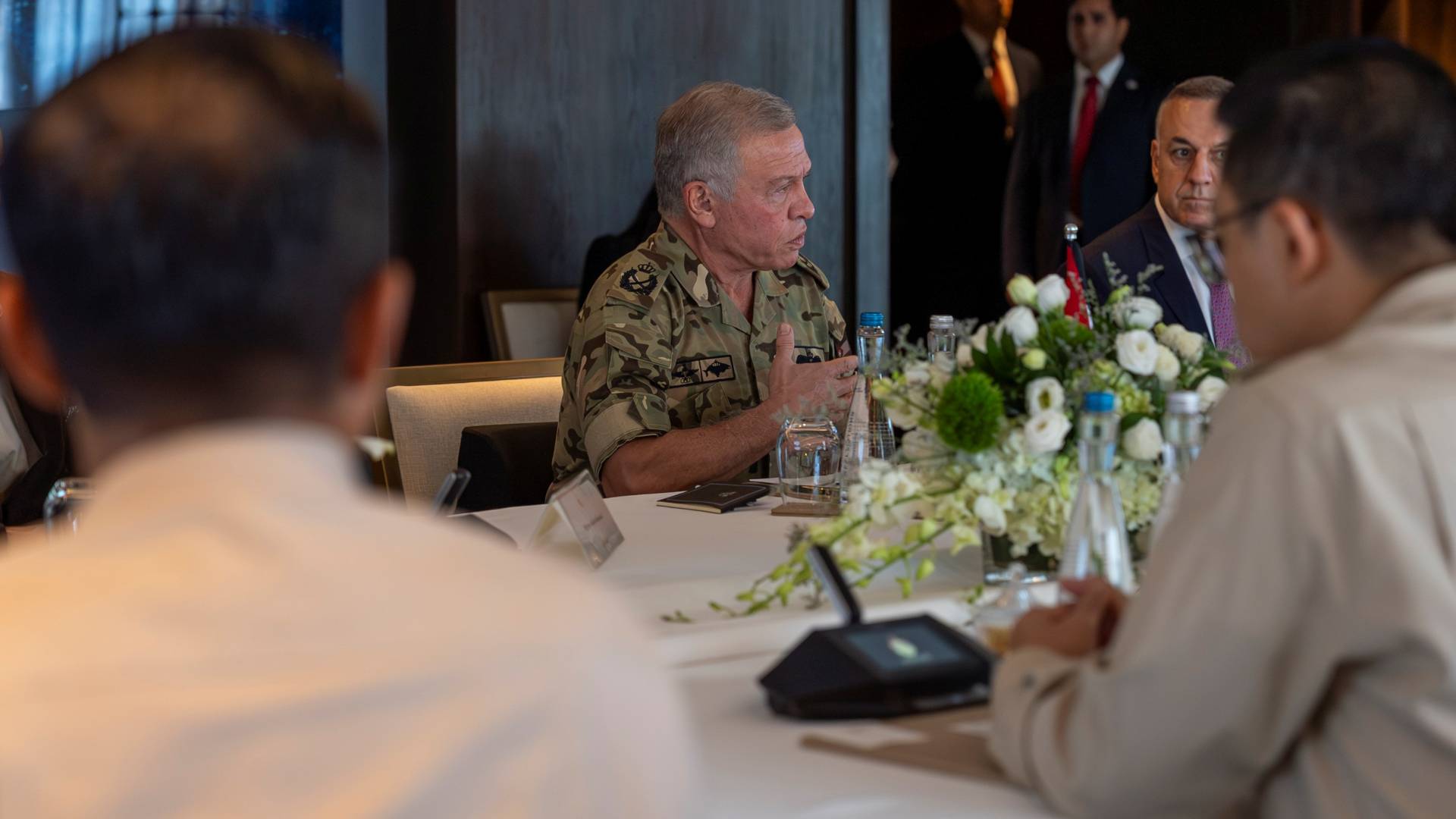 الملك خلال لقائه، في إندونيسيا، ممثلين عن الصندوق السيادي الإندونيسي (دانانتارا)