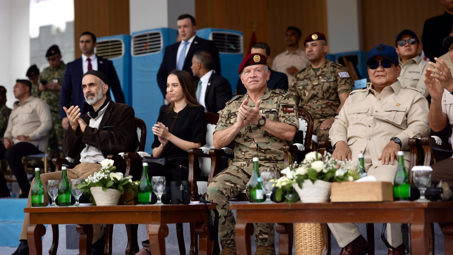 الملك والرئيس الإندونيسي يحضران في جاكرتا مجريات تمرين عسكري مشترك للطائرات المسيرة