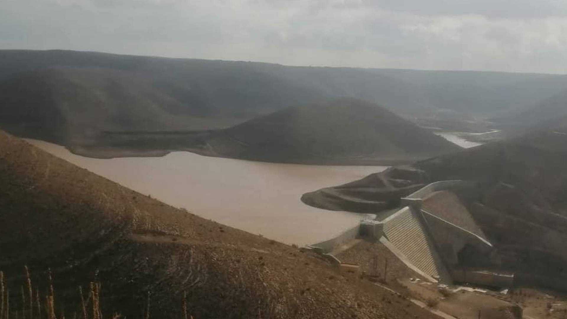عودة الحياة لـسد الوالة: لقطات تظهر تدفق المياه من جديد بعد جفاف طويل..فيديو