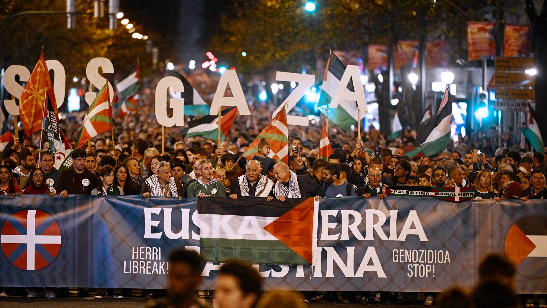 مظاهرات حاشدة دعما لفلسطين قبيل مواجهة الباسك و"الفدائي"