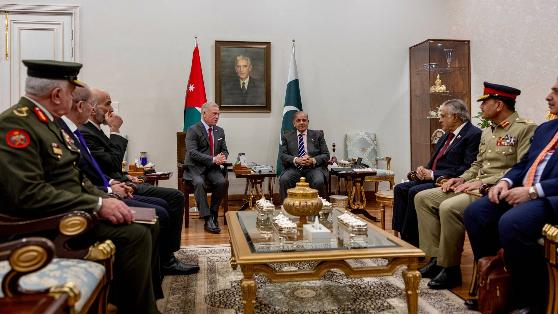 الملك يلتقي رئيس الوزراء الباكستاني في إسلام آباد