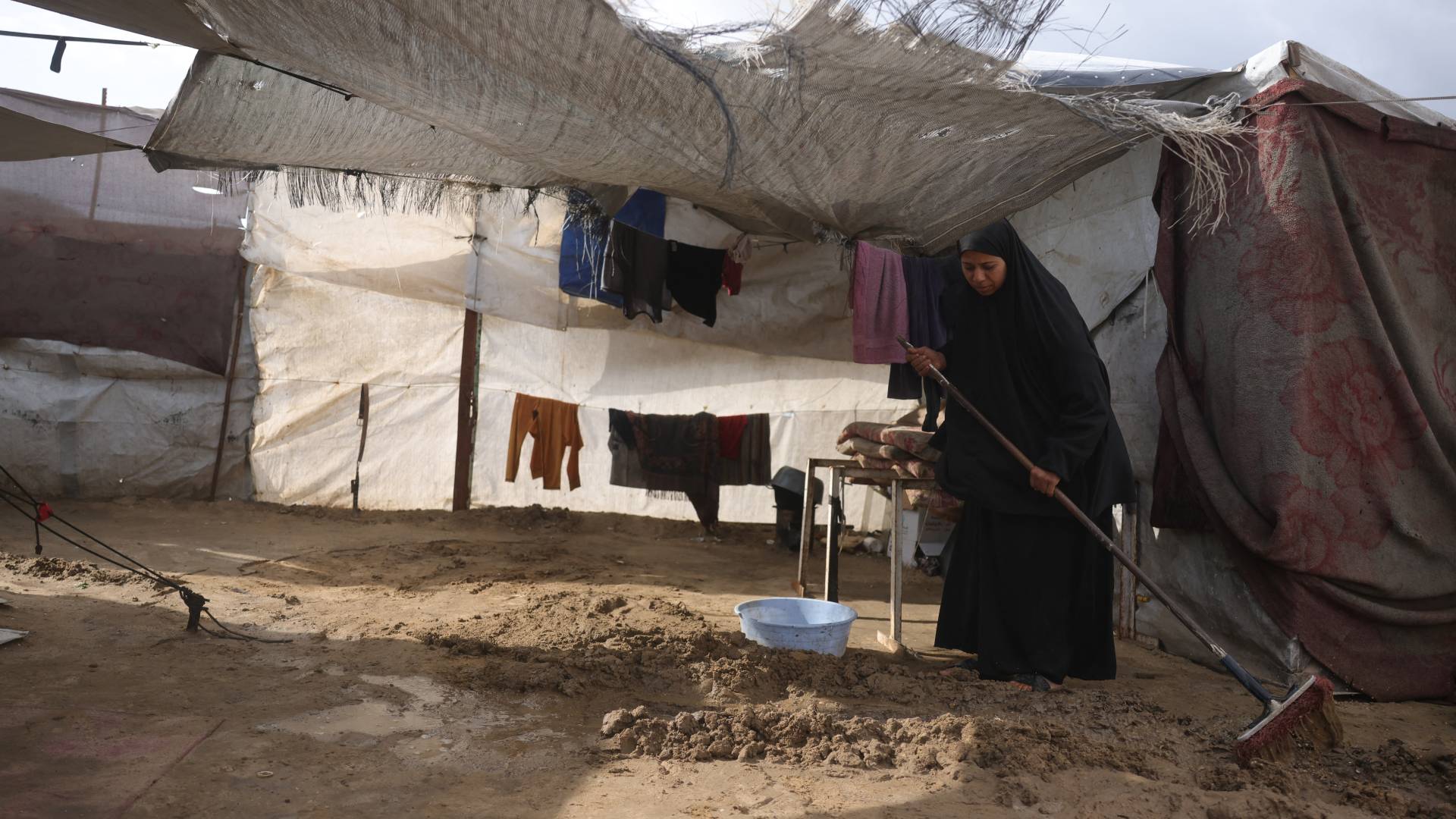 الدفاع المدني في غزة يستغيث: الأمطار تغرق مخيمات النازحين والواقع صعب جدا