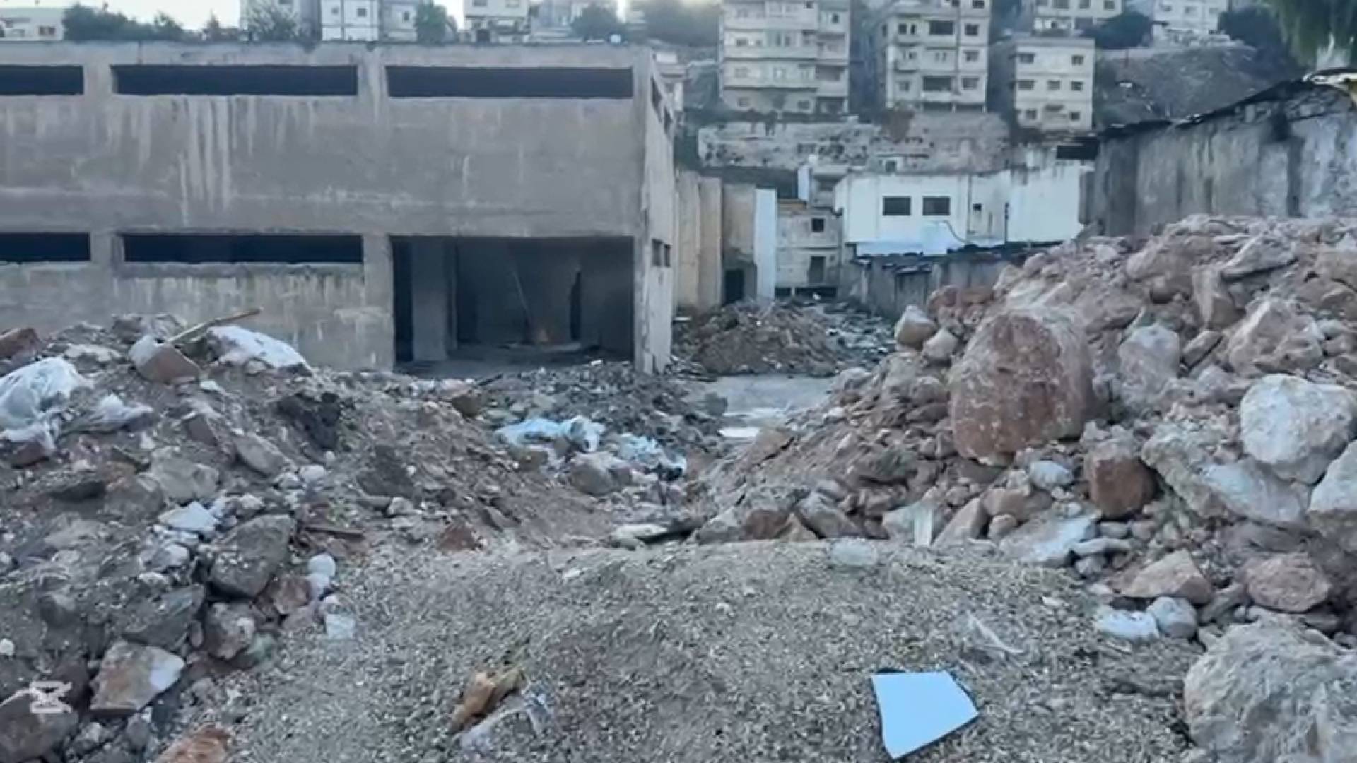 بالفيديو.. مبنى مهجور في "وسط البلد" يتحول إلى مكرهة صحية و "بؤرة لممارسات سلبية"