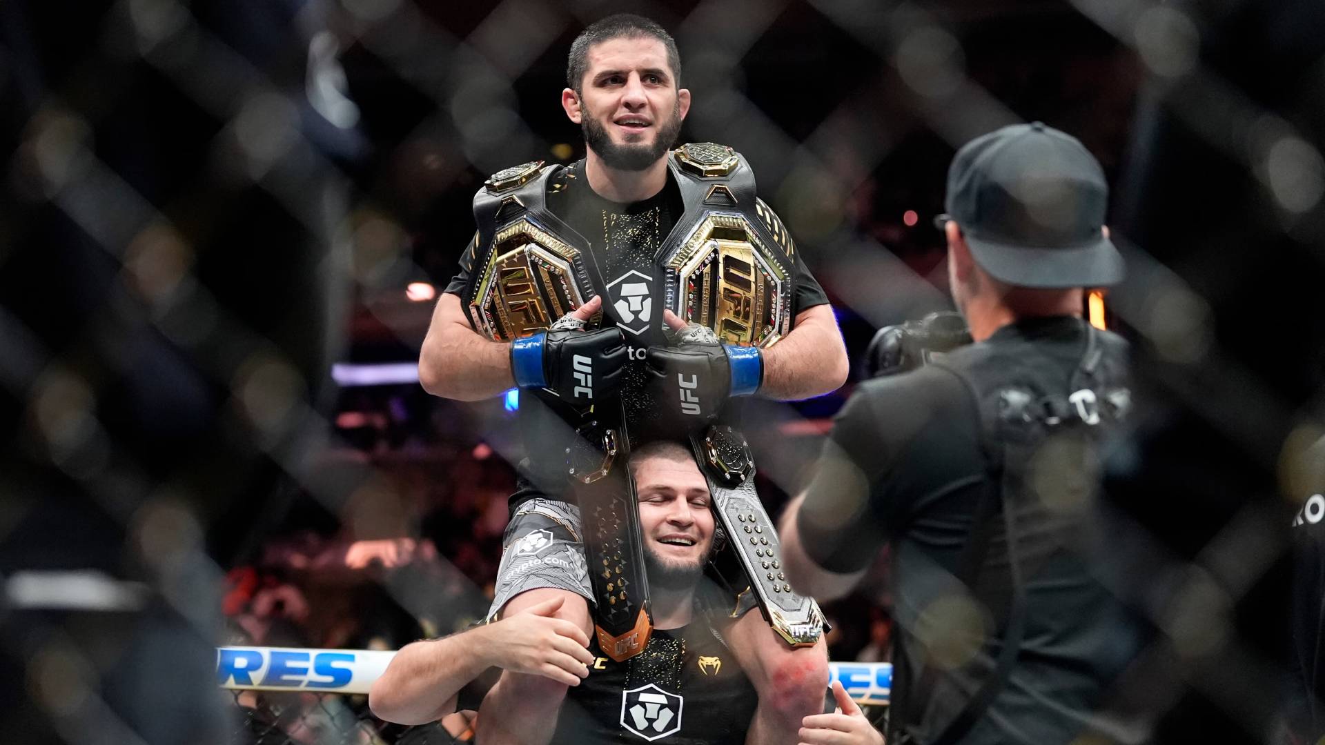 إسلام ماخاشيف يكتب التاريخ في نيويورك.. بطل وزنين بـUFC 322