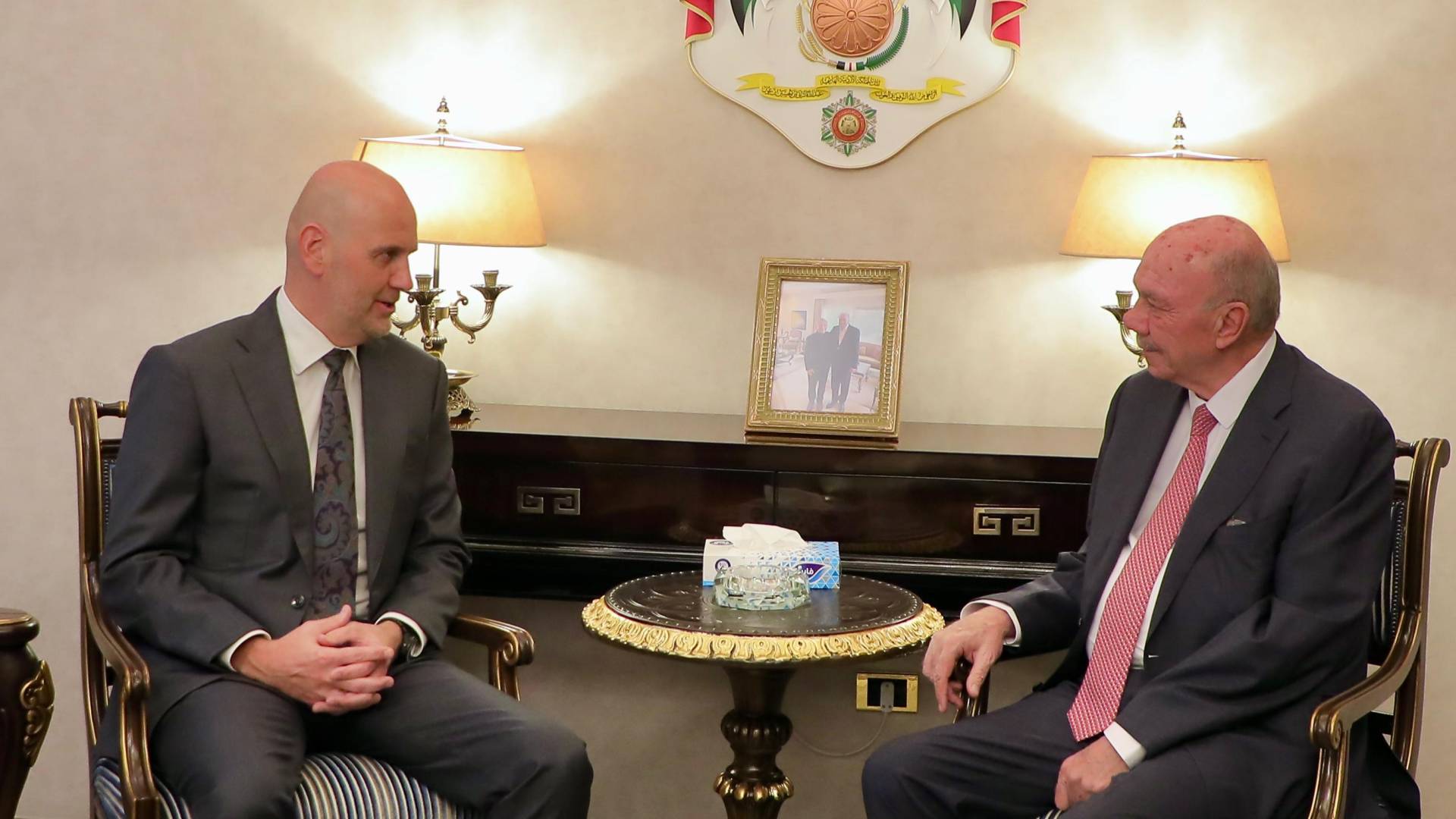 الفايز يلتقي رئيس بعثة الصليب الأحمر في الأردن ويشيد بدور اللجنة في دعم المتضررين من النزاعات