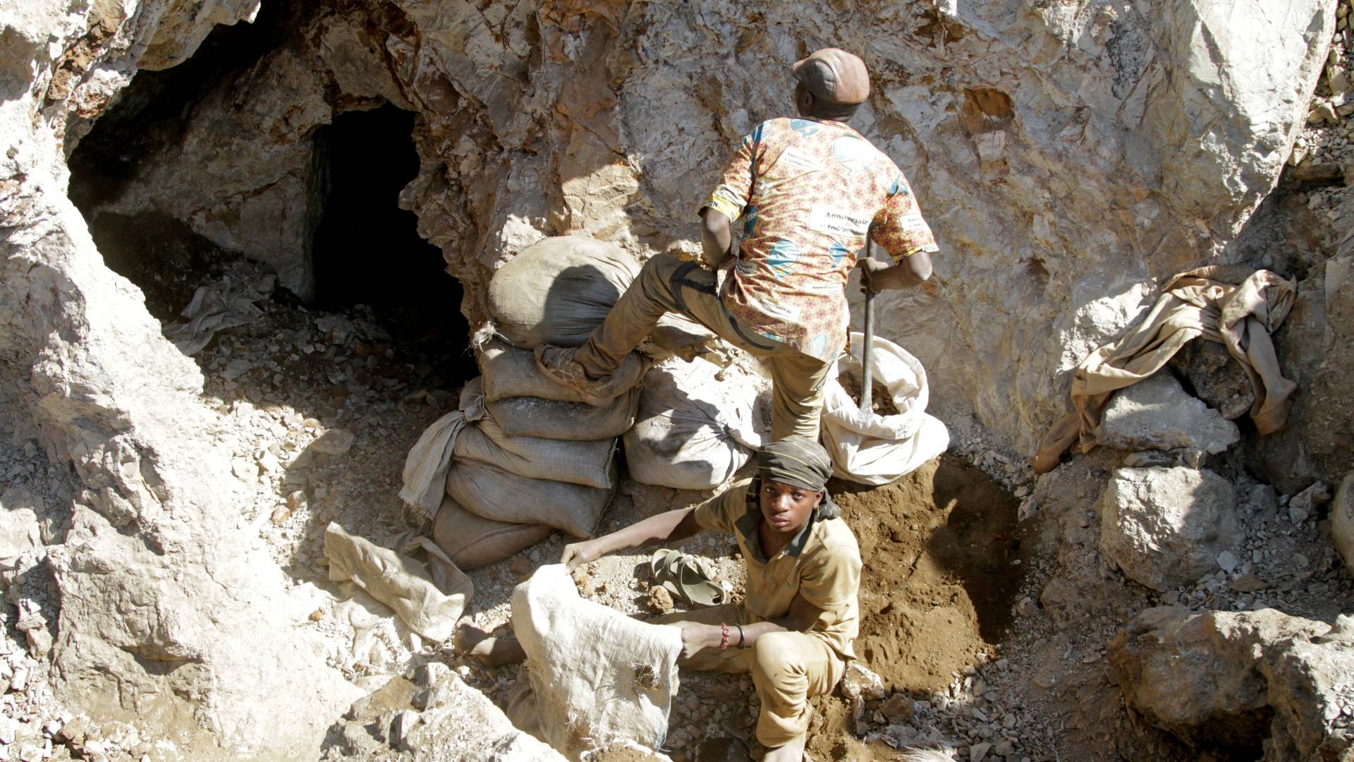 وفاة 32 شخصا على الأقل في انهيار منجم بجمهورية الكونغو الديمقراطية