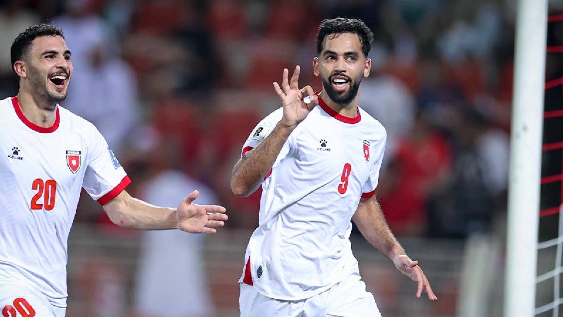 لاعب المنتخب الوطني علي علوان يحتفل بهدف سابق