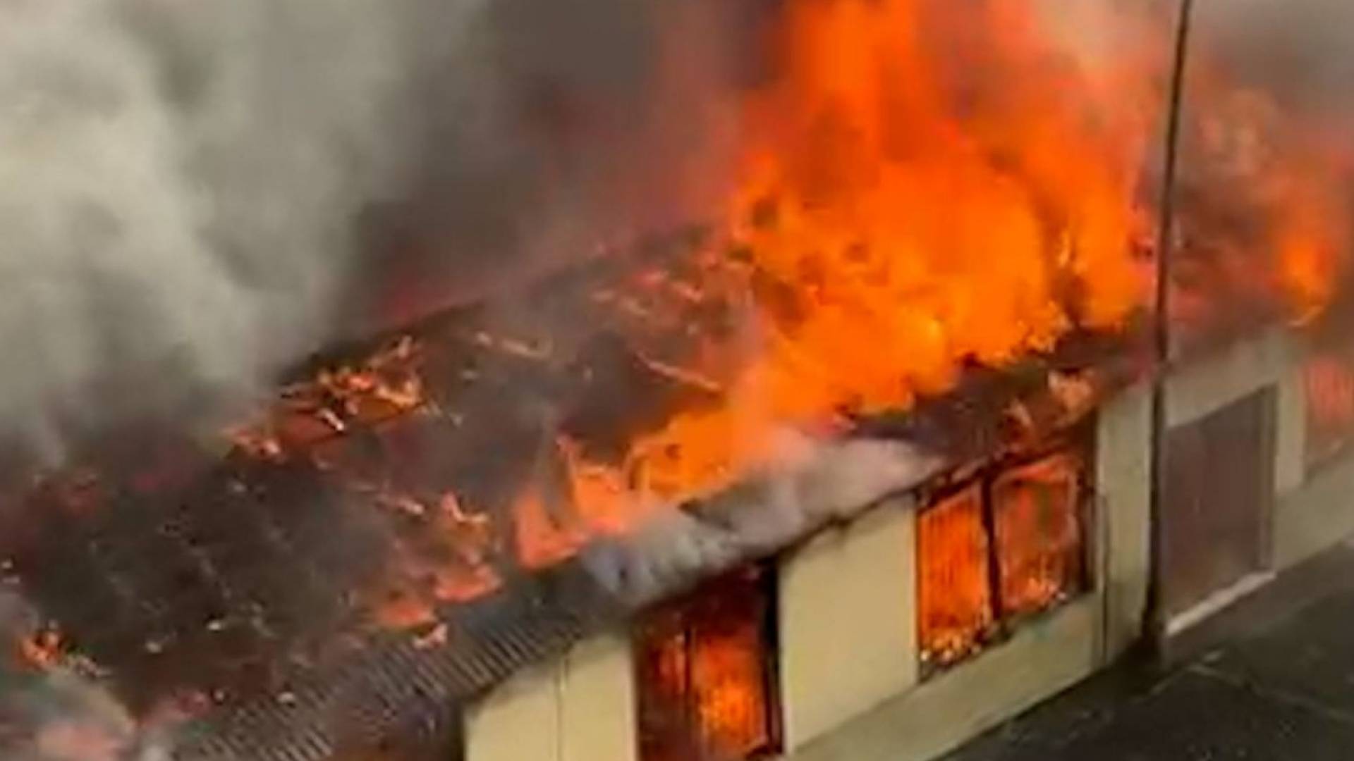 شاهد.. الدفاع المدني يخمد حريقا في محال تجارية داخل ملعب محلي بالرصيفة