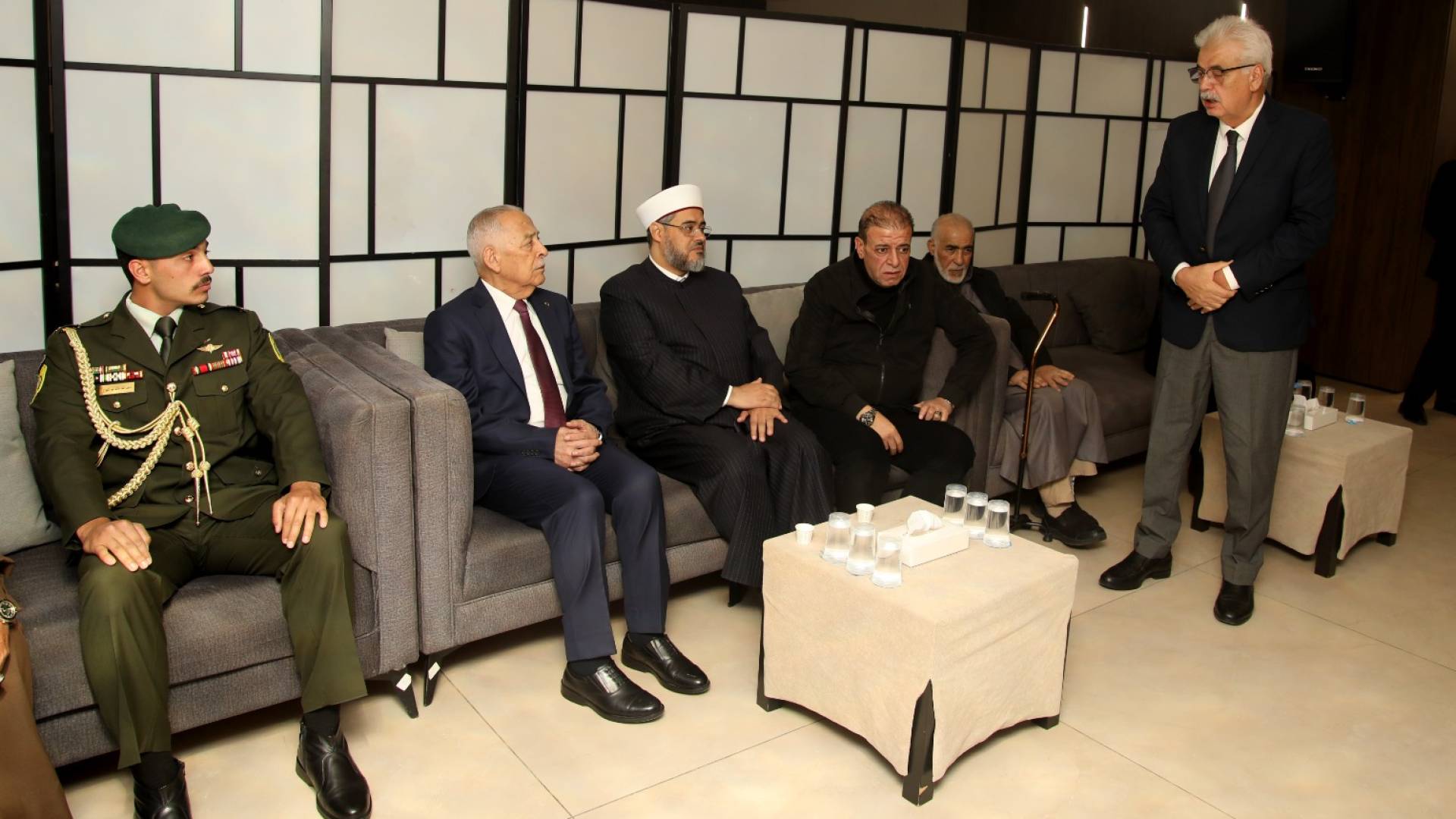 مندوبا عن الملك وولي العهد العيسوي يعزي  عشائر المجالي والزعبي والقاضي