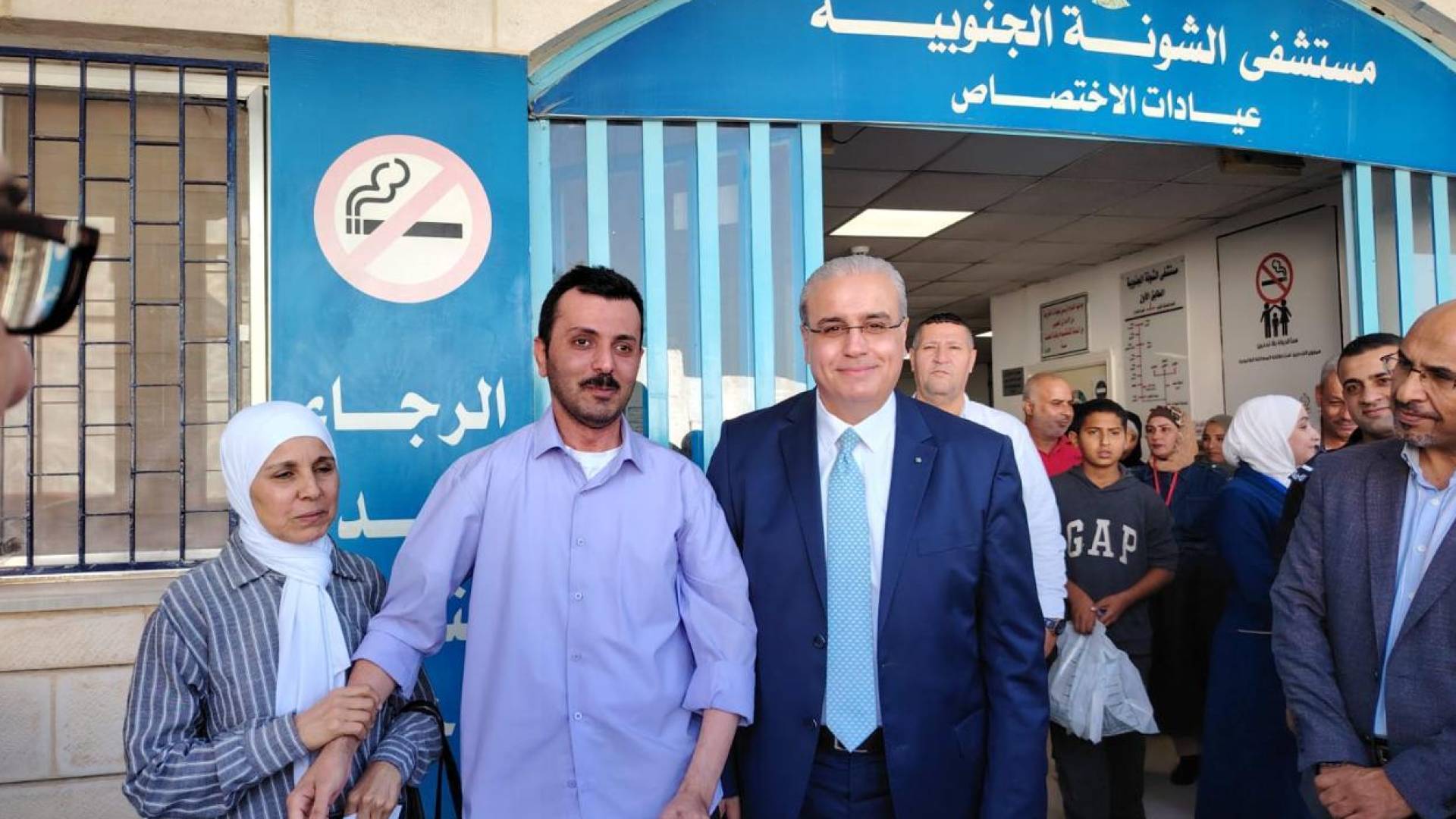 ما سر الصورة التي جمعت وزير الصحة البدور مع شاب أردني ووالدته؟