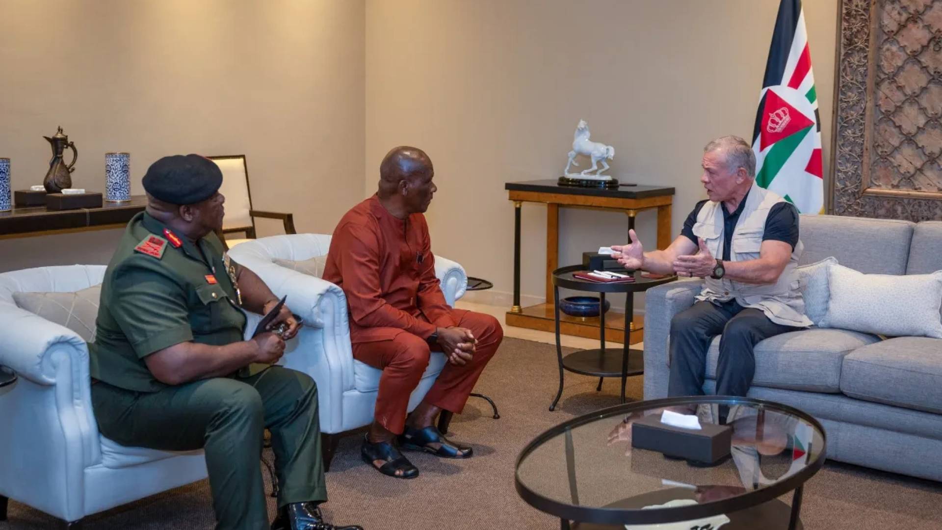 الملك يستقبل نائب وزير الدفاع في جمهورية سيراليون