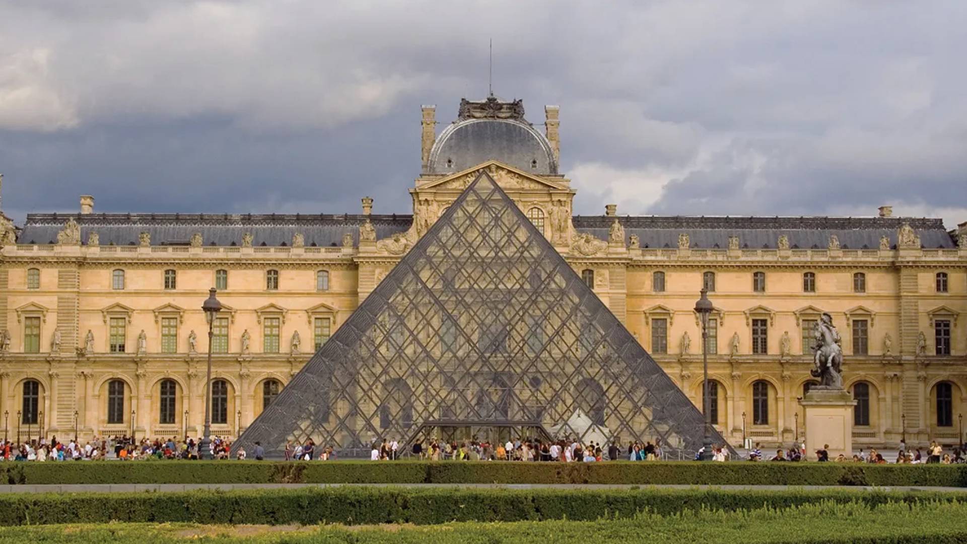 بعد حادثة السرقة الأخيرة.. اللوفر يعلن إغلاق قاعة أثرية بسبب تدهور هيكلها