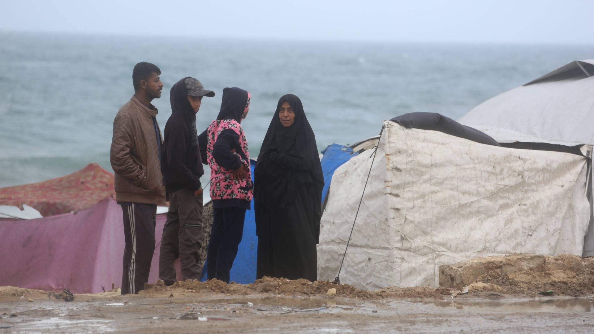 الأمم المتحدة: 96% من سكان غزة يواجهون "جوعا كارثيا".. والشتاء يغرق ما تبقى من الخيام