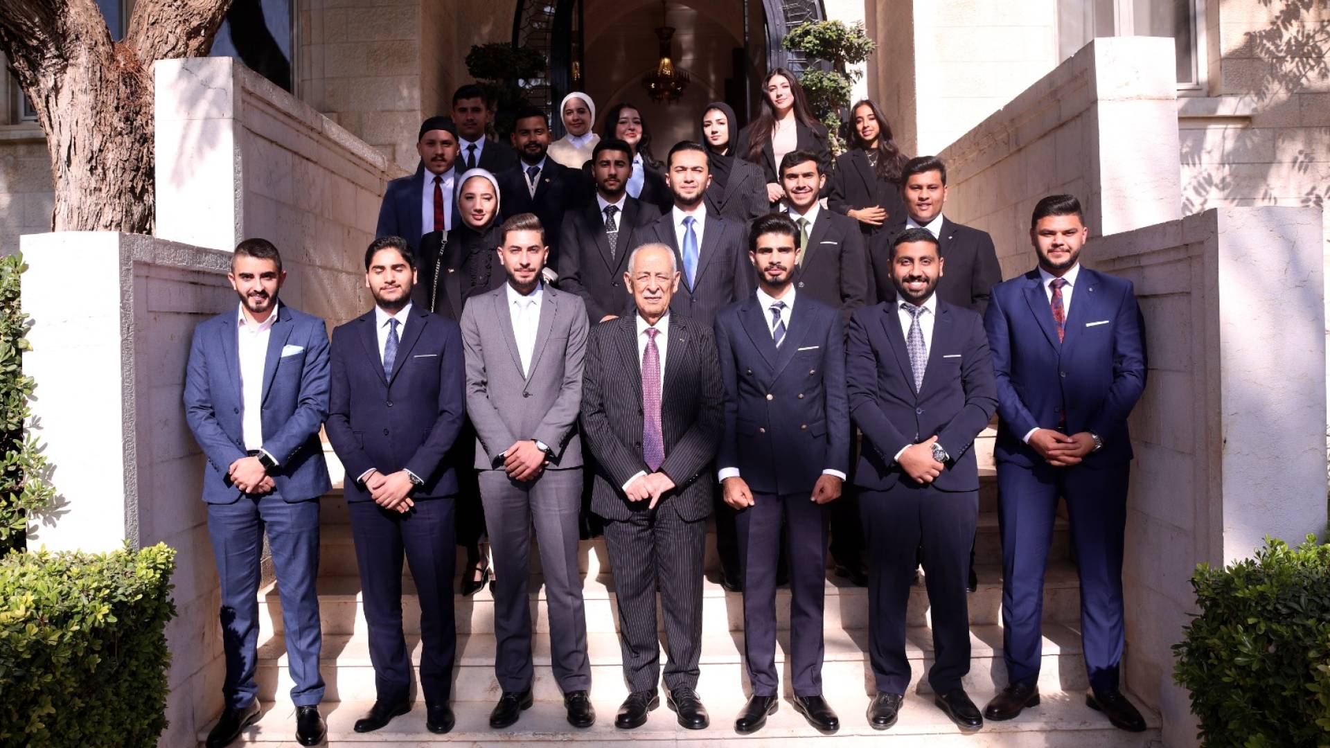 خلال لقائه فعاليات شعبية وطلبة جامعيين.. العيسوي: حكمة الملك صمام أمان للأردن ومحرك مسيرة التحديث الشامل