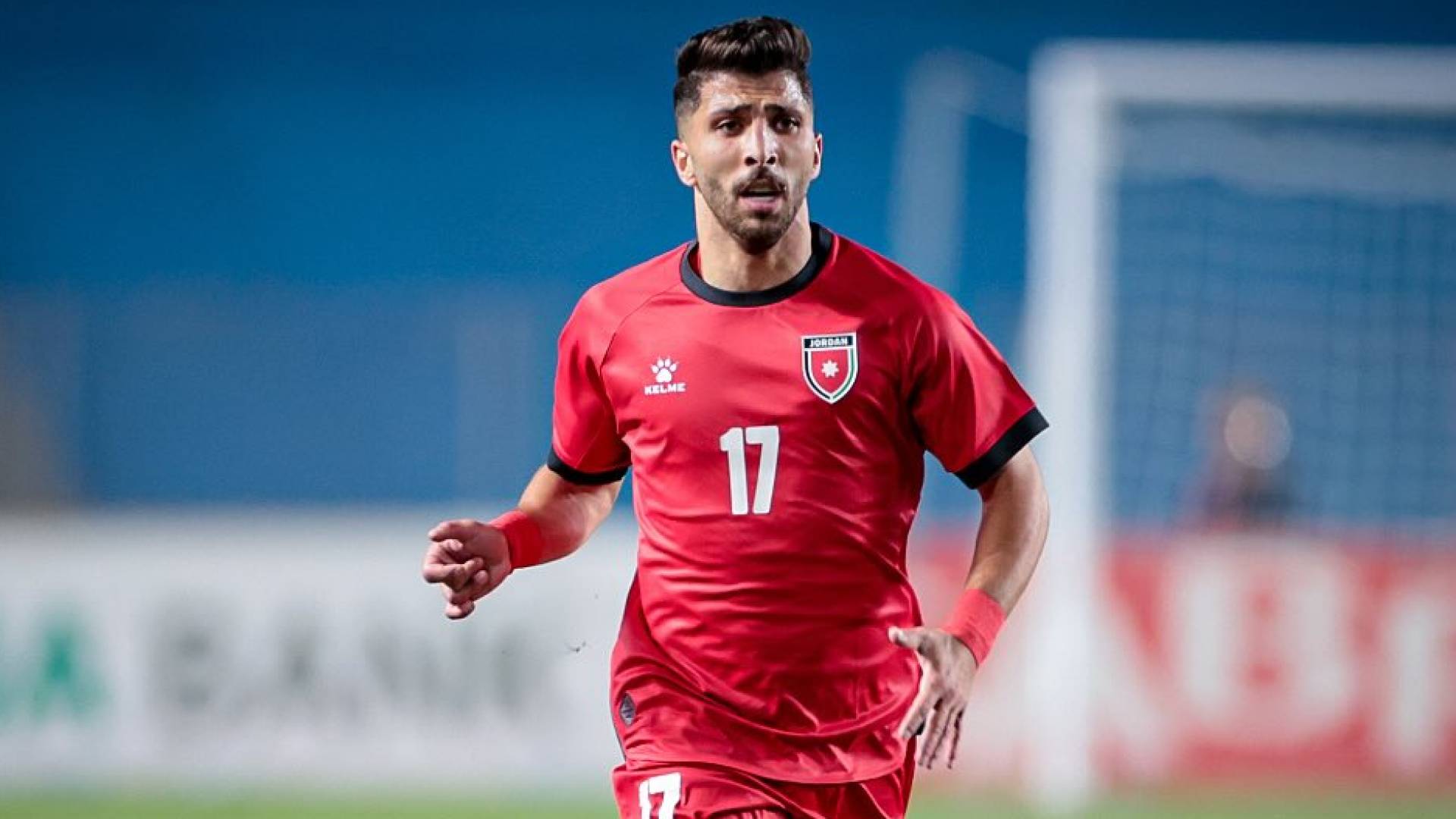 لاعب المنتخب الوطني عصام السميري من مباراة سابقة