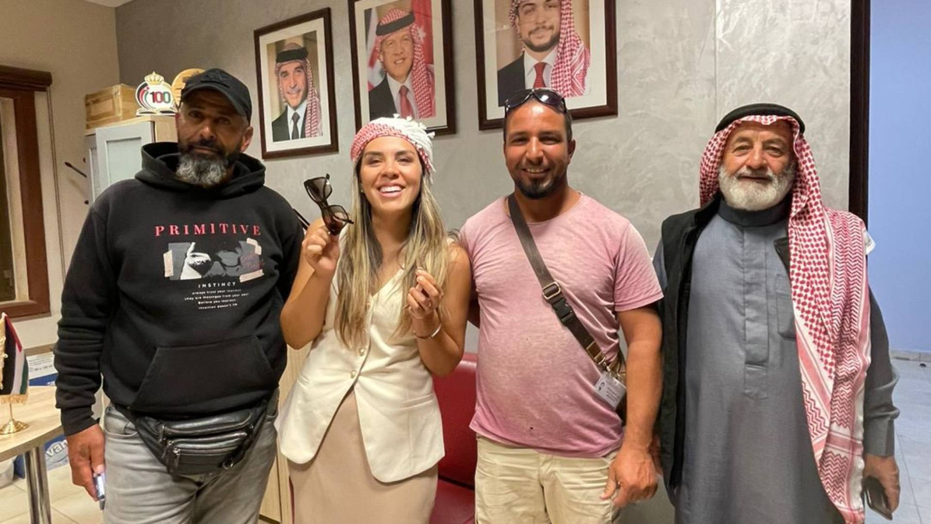 المؤثرة الأمريكية مع من ساهموا في إعادة مقتنياتها