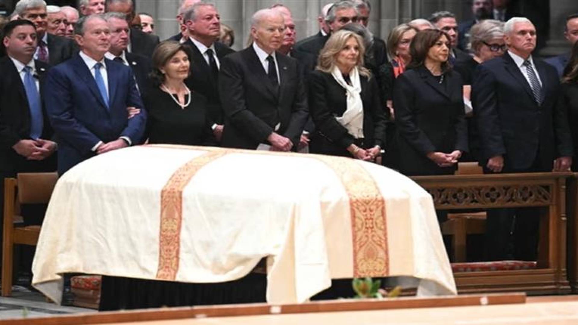 مشهد من جنازة مهندس غزو العراق وأفغانستان