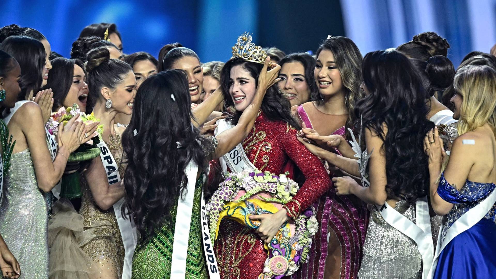 لحظة تتويج ملكة جمال العالم 2025 المكسيكية فاطمة بوش