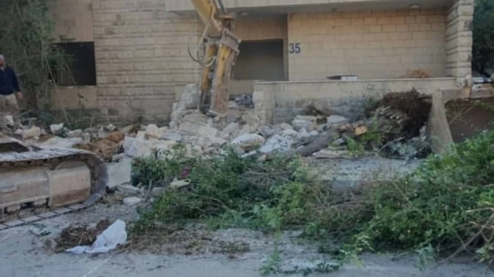 بلدية إربد تزيل منزلا في شارع الجامعة