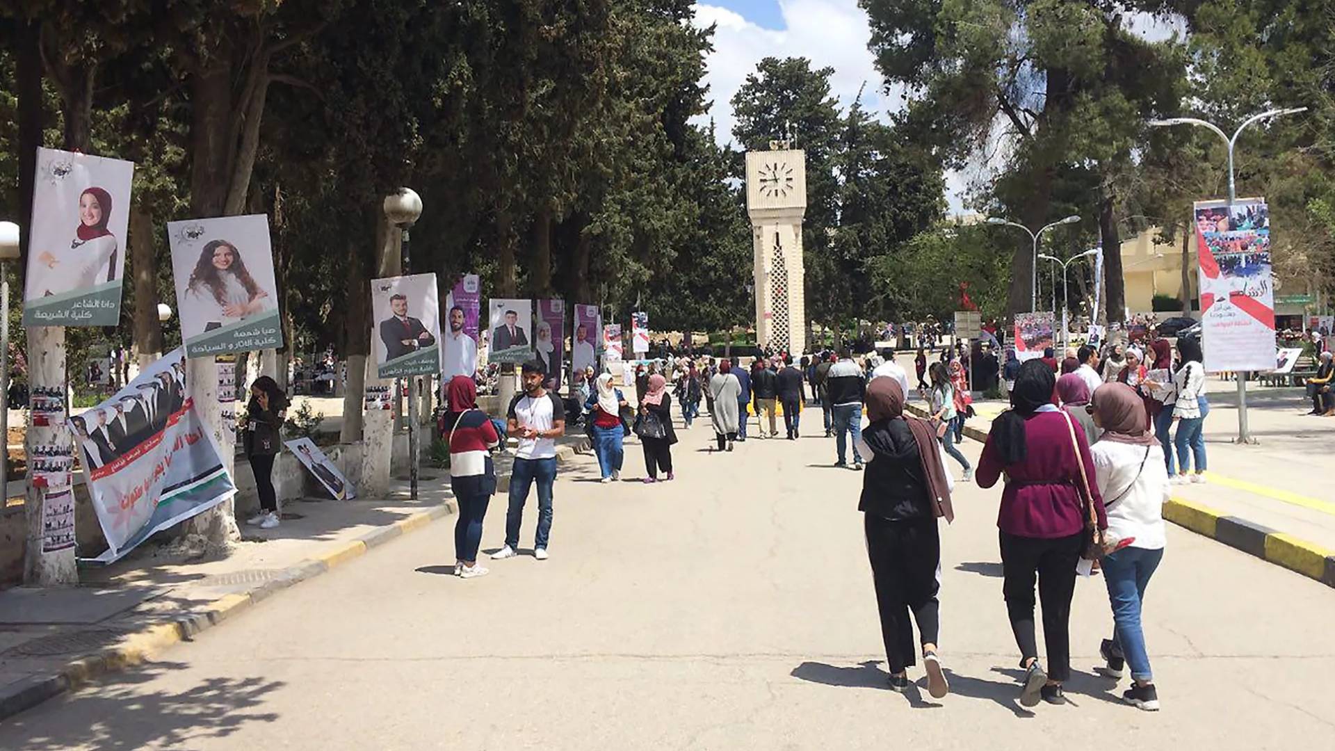 طلبة من الجامعة الاردنية يشاركون في انتخابات اتحاد الطلبة .. ارشيفية