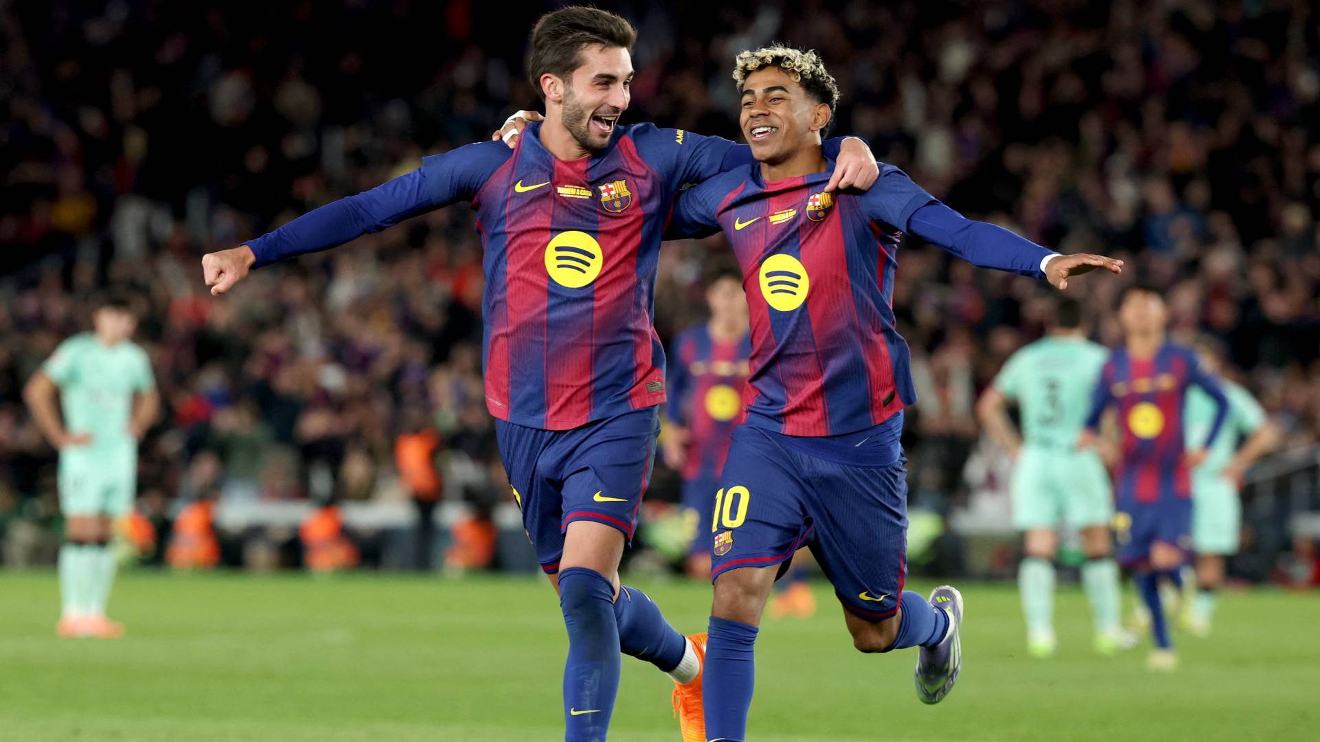 لاعبو برشلونة يحتفلون بهدف