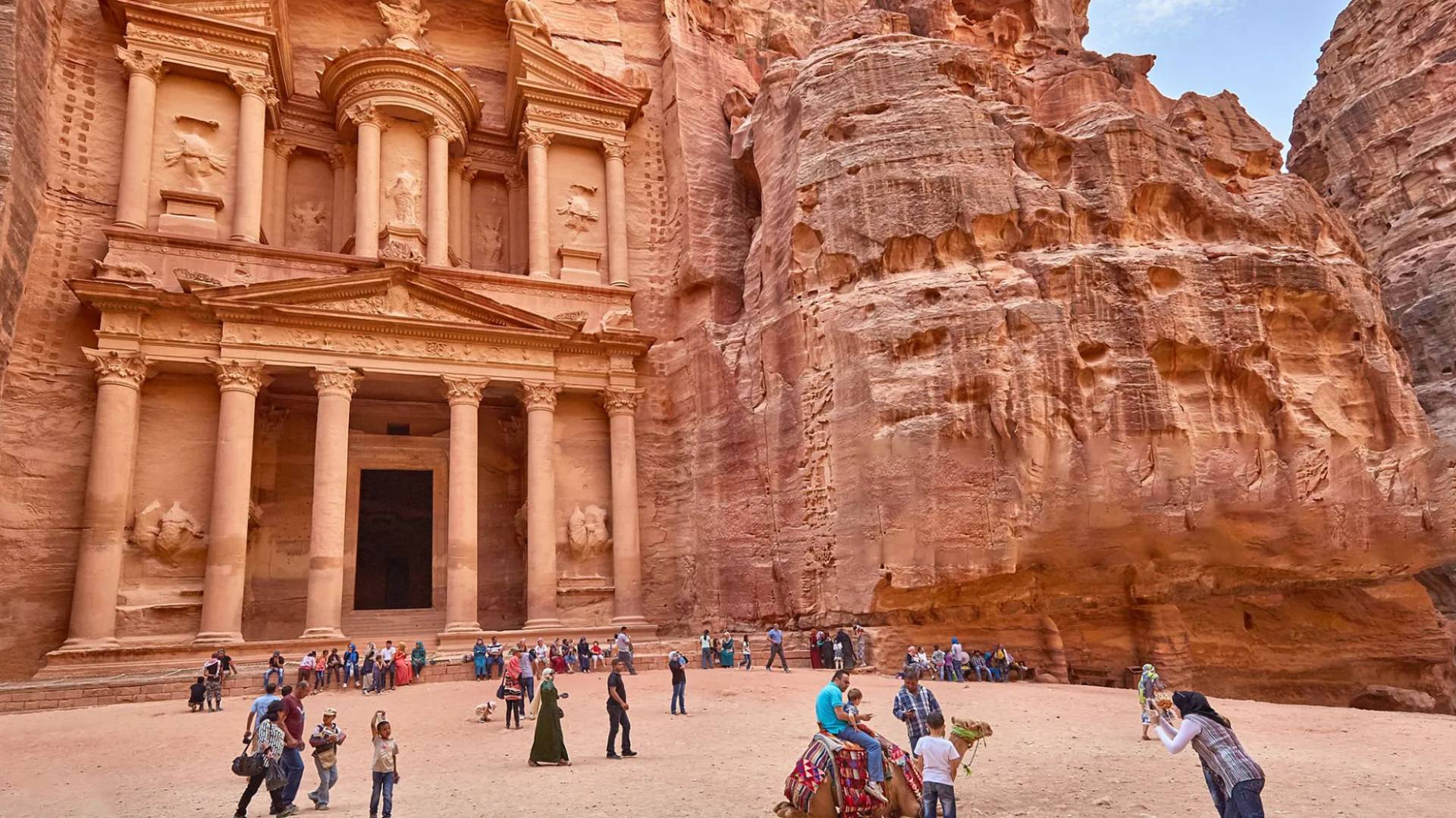 سياح في مدينة البتراء