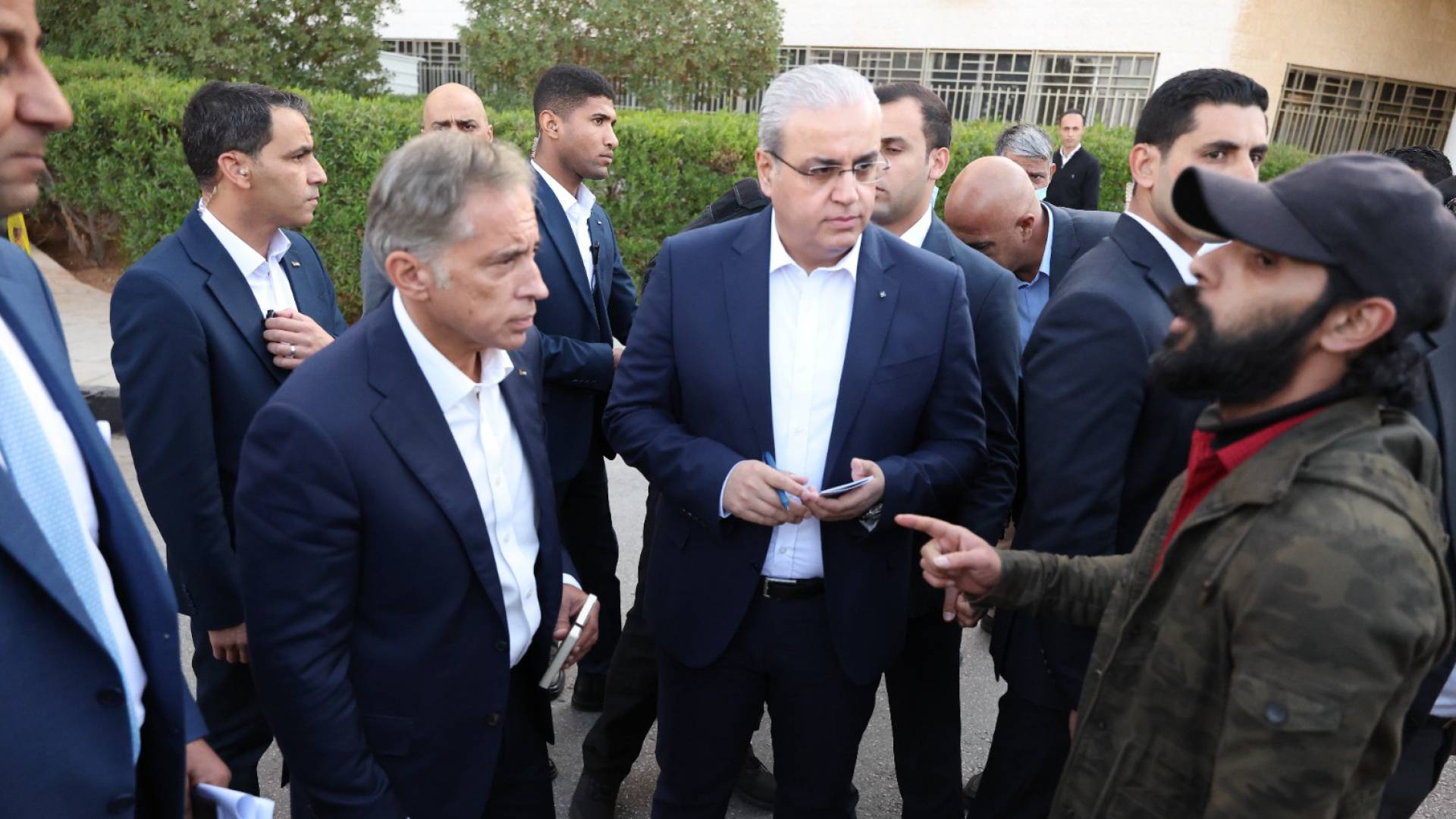 رئيس الوزراء يزور مستشفى الزرقاء الحكومي