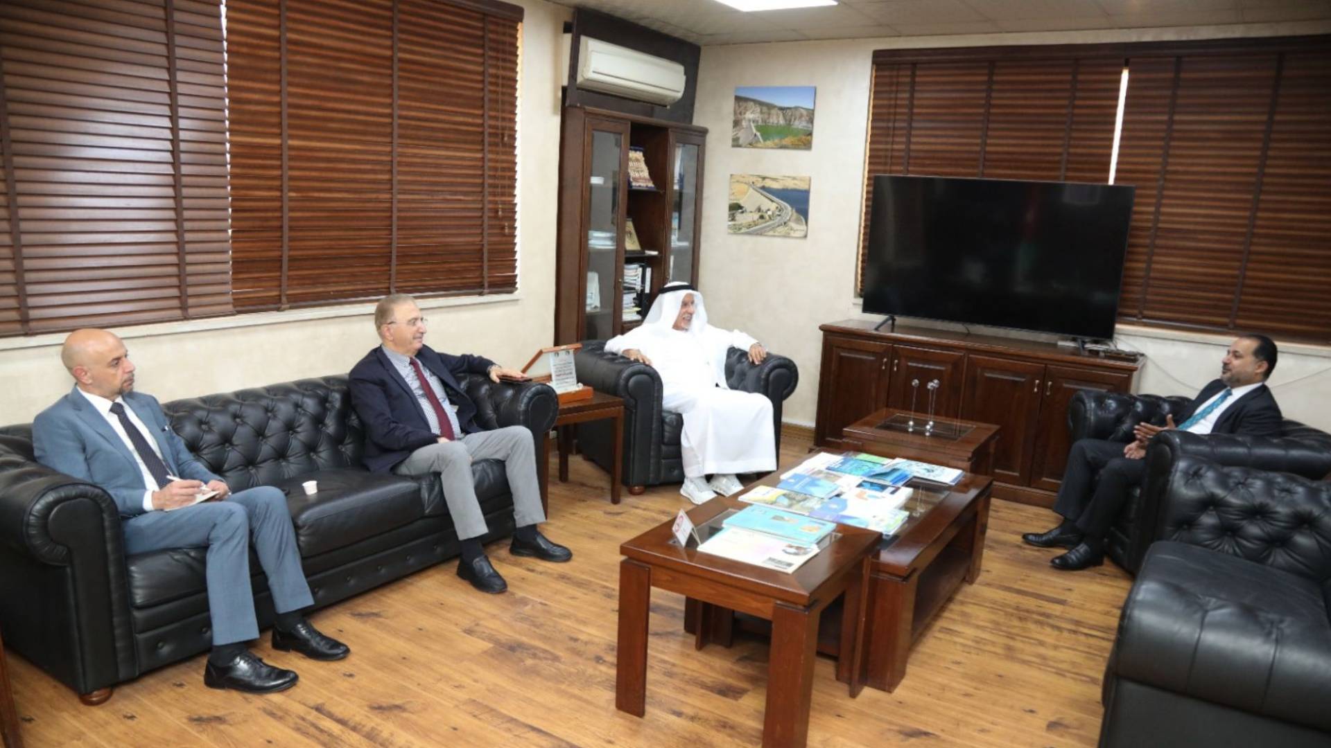 لقاء يبحث تعزيز التعاون في مجال المياه وخدمات الري لقطاع النخيل