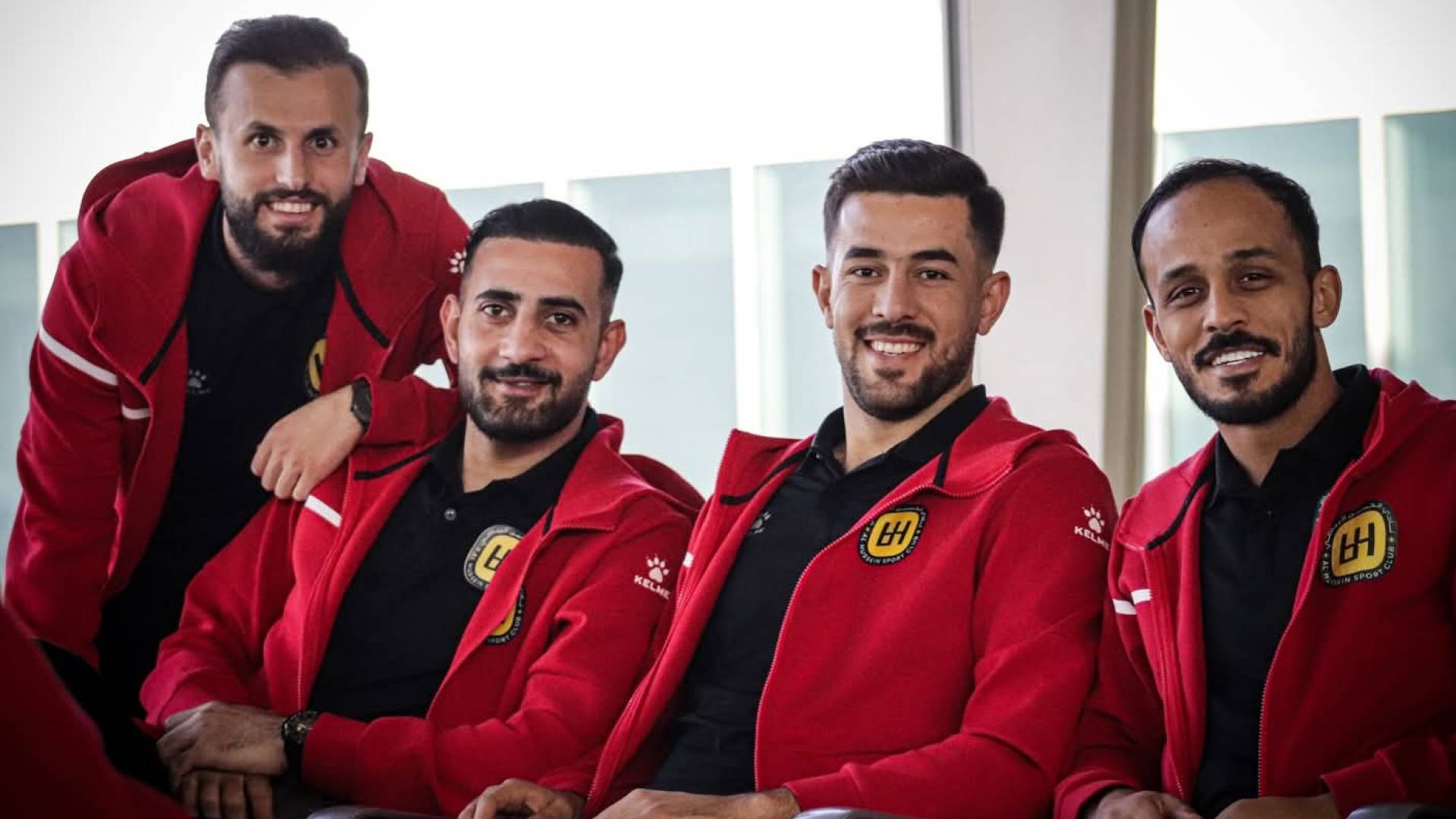 عدد من لاعبي الحسين خلال رحلتهم إلى إيران