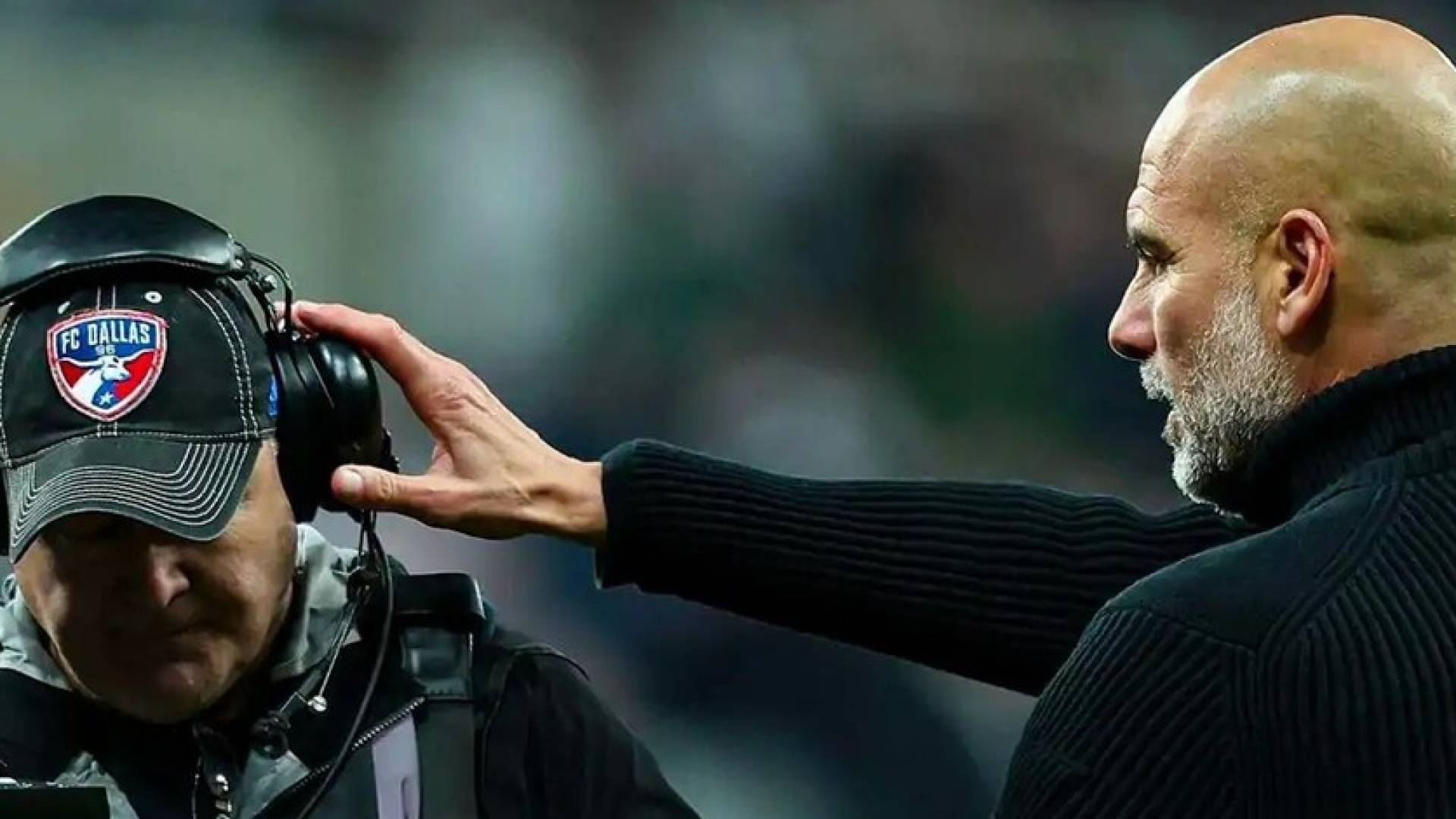 بيب جوارديولا لحظة اشتباكه مع المصور