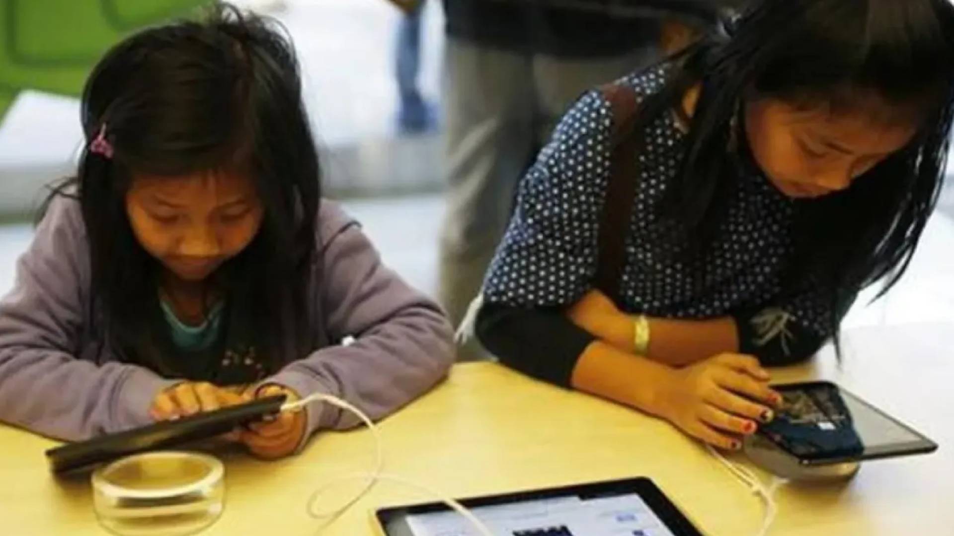 أطفال يسستخدمون هواتف نقالة