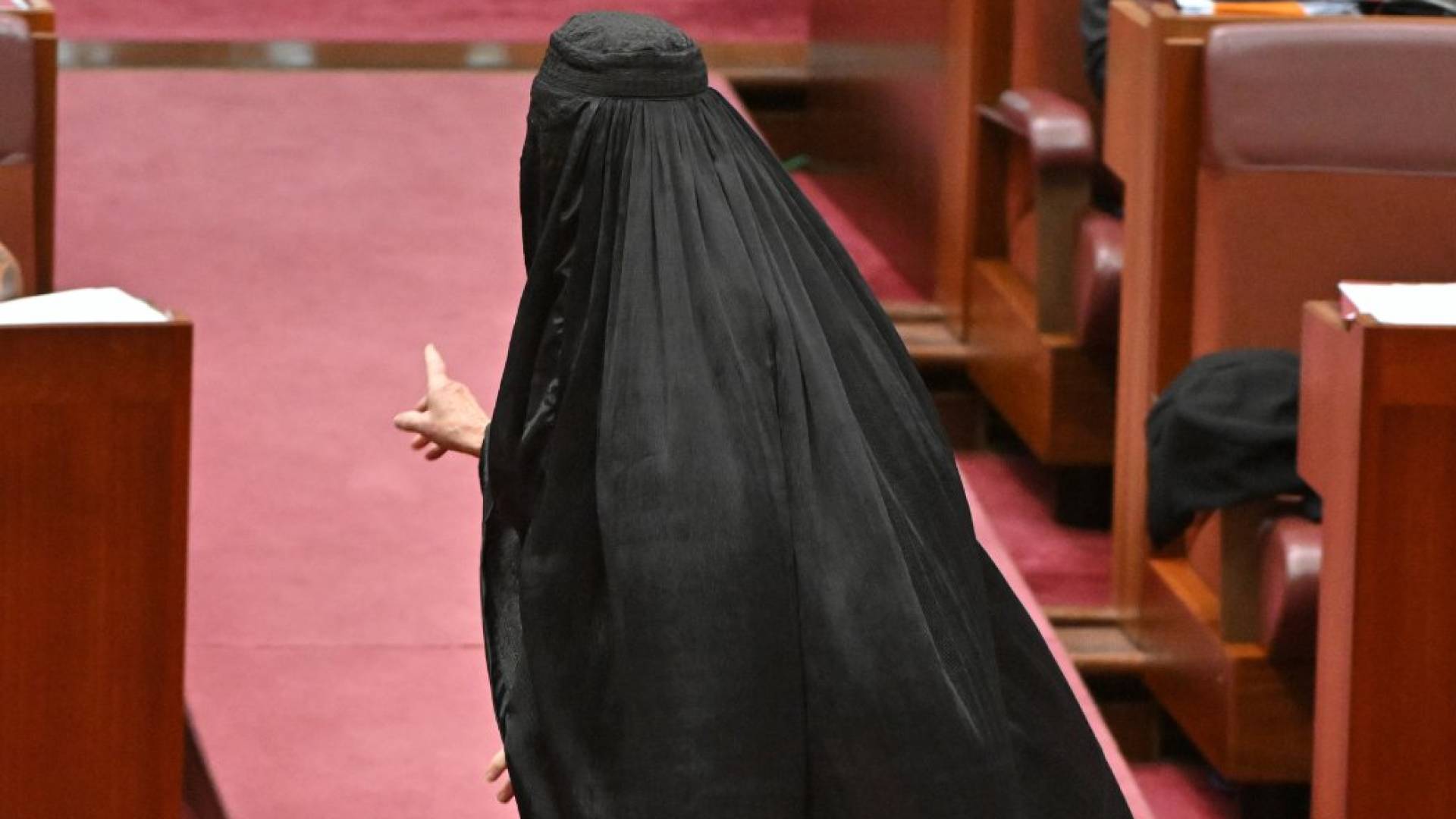 صورة النائبة الاسترالية البالن هانسونوهي ترتدي البرقع