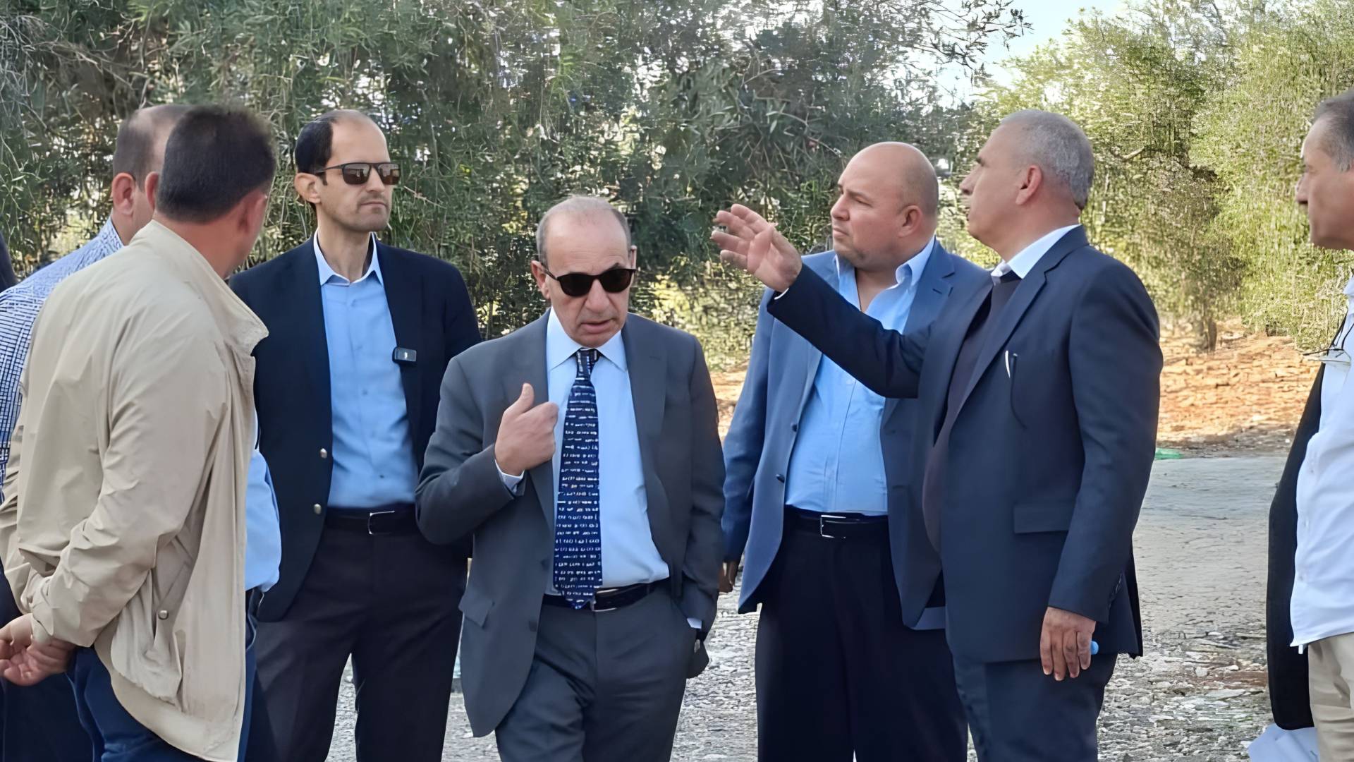 وزير البلديات خلال تفقده البلديات