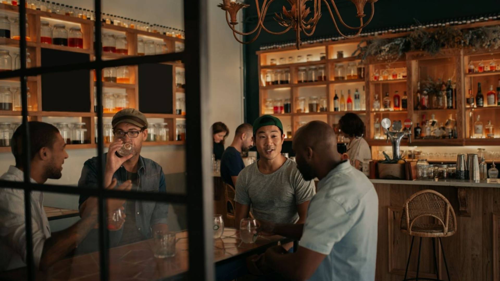 أشخاص في أحد المقاهي-أرشيف