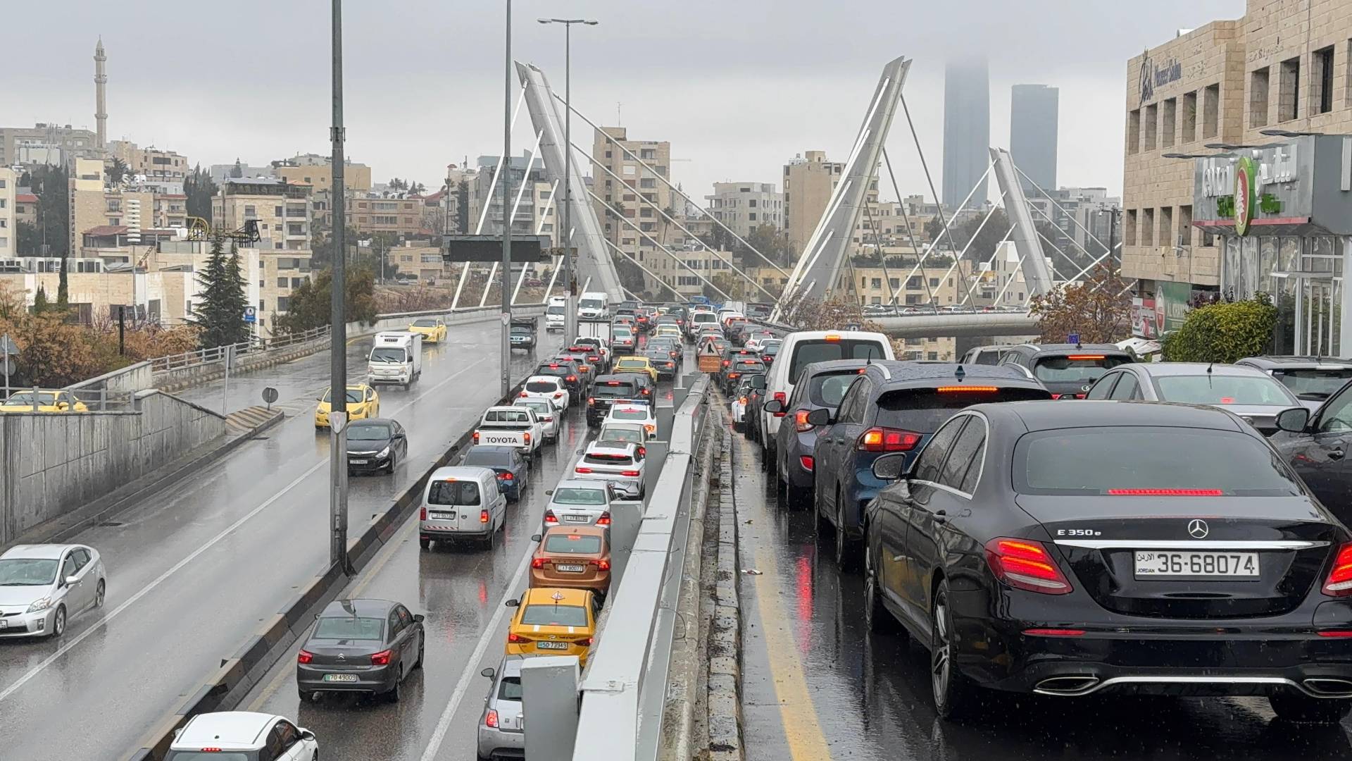 أزمة مرورية في شوارع عمان تزامنا مع هطول الأمطار - أرشيفية