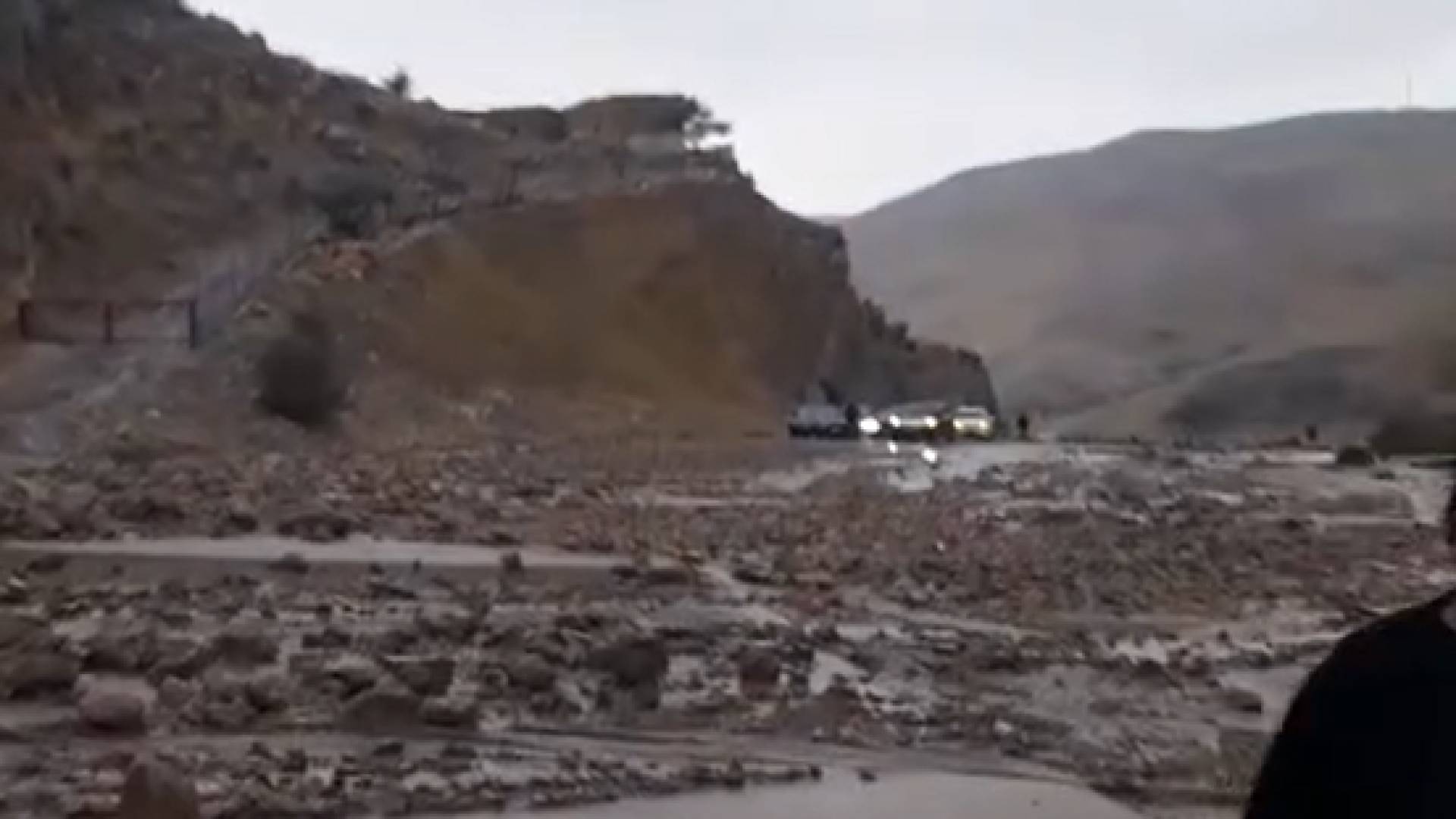 انجراف صخري ضخم على طريق وادي شعيب بسبب مياه الأمطار