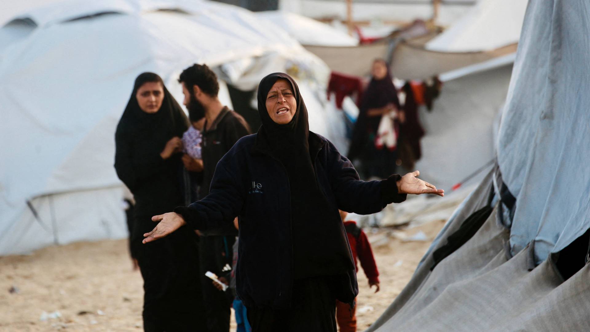 معاناة أهالي قطاع غزة بسبب مياه الأمطار