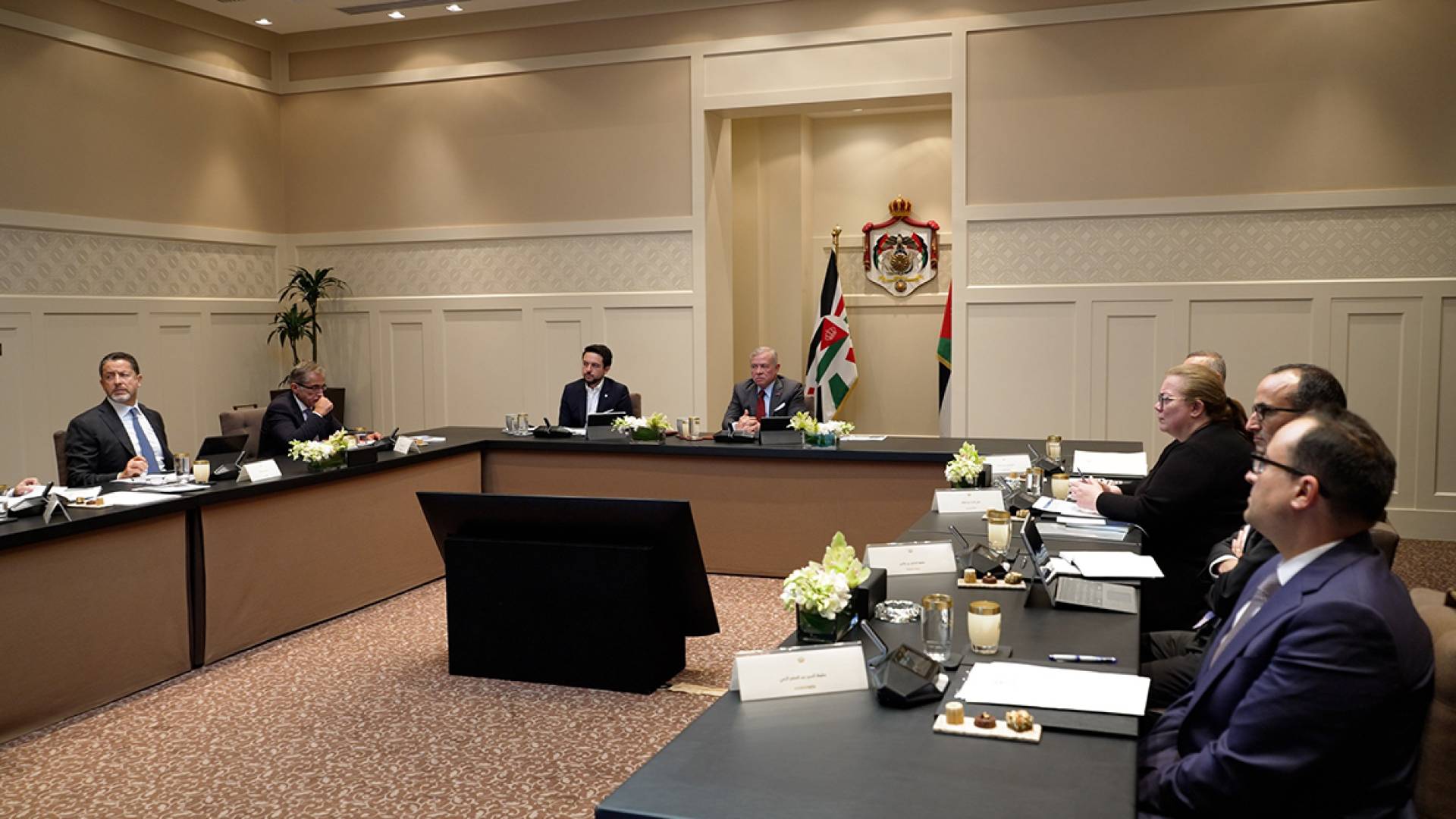 جلالة الملك عبدالله الثاني خلال الاجتماع في قصر الحسينية