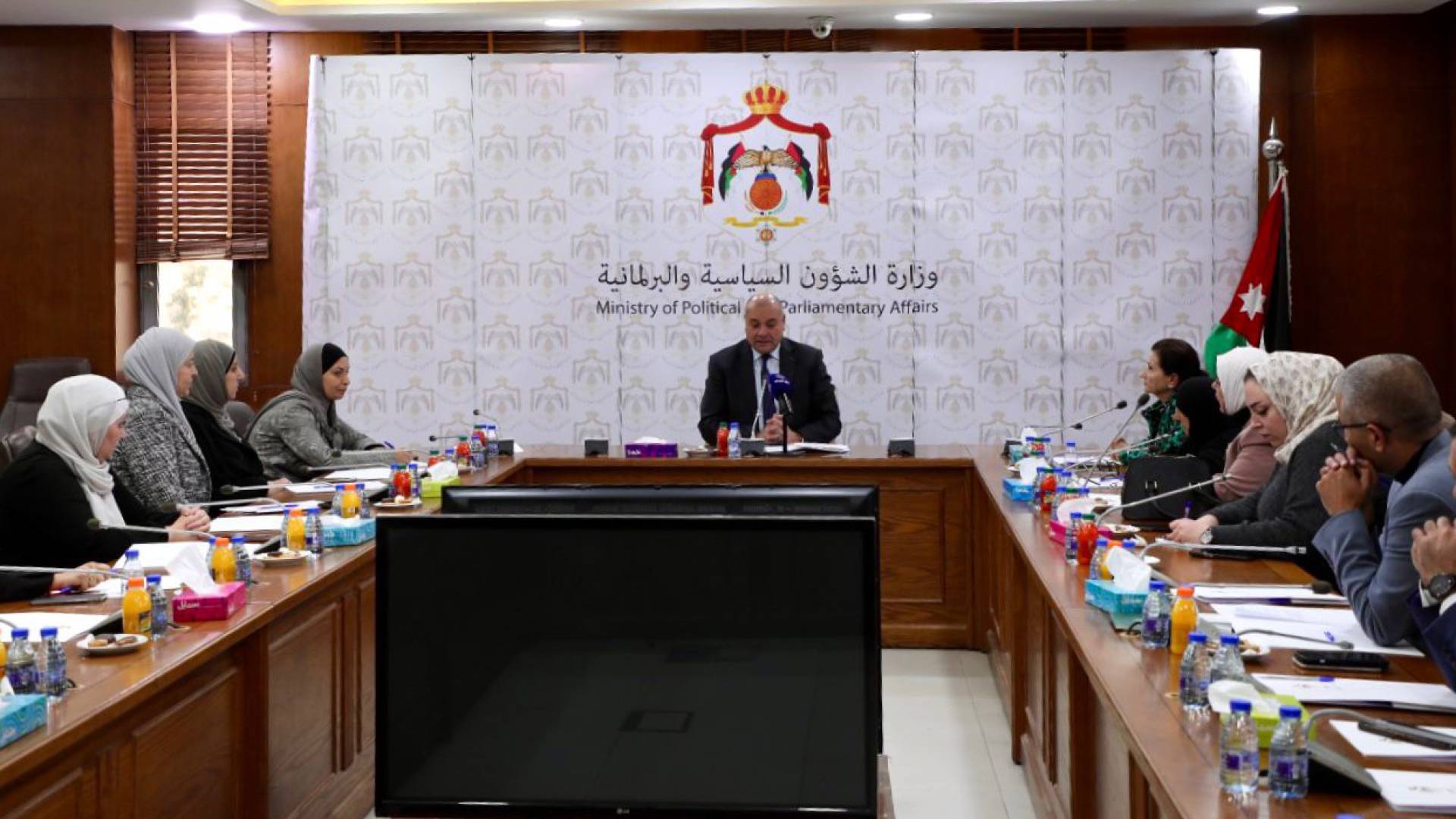 وزير الشؤون السياسية يلتقي وفدا من الاتحاد النسائي