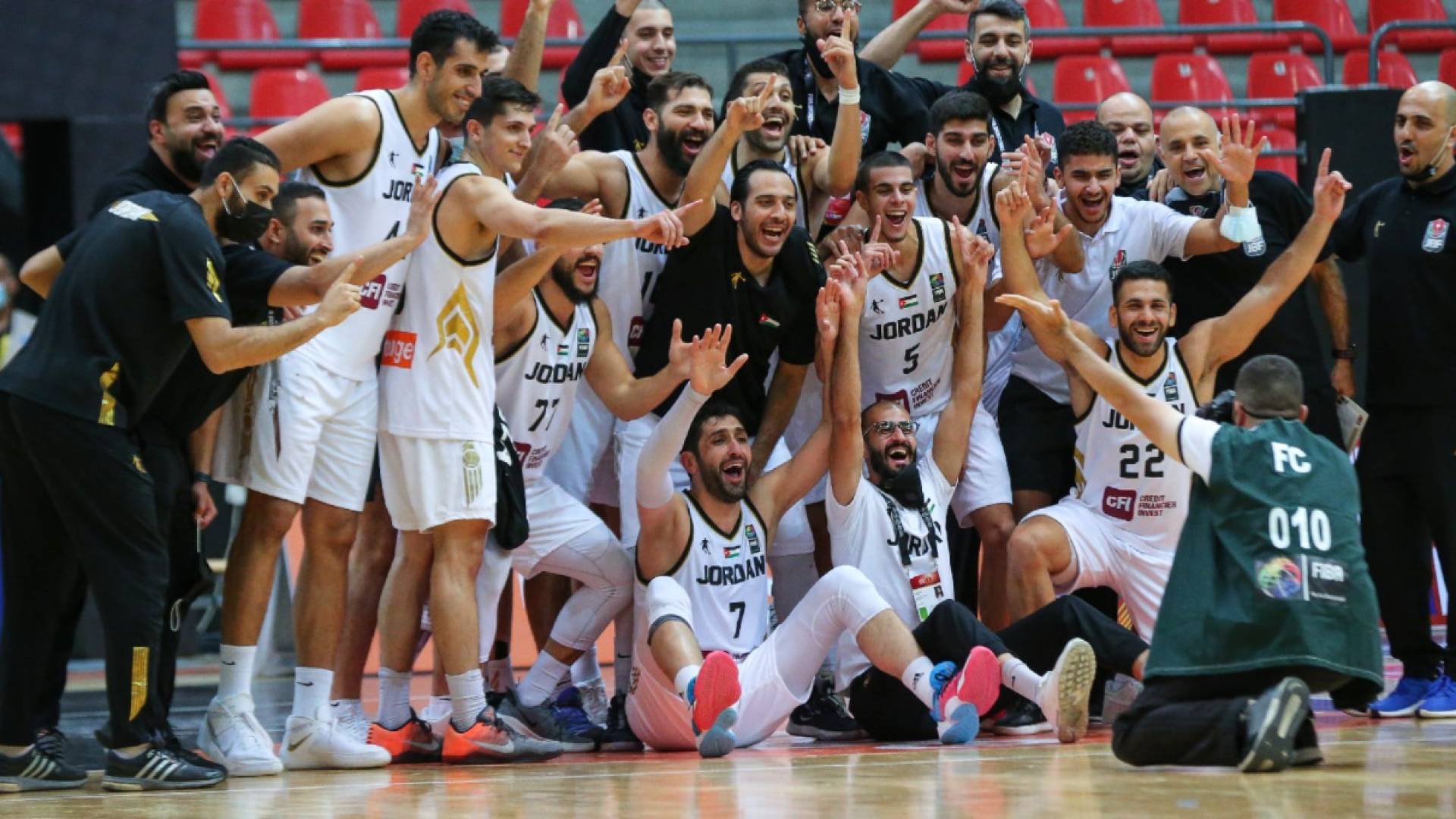 المنتخب الأردني يحتفل بفوز سابق