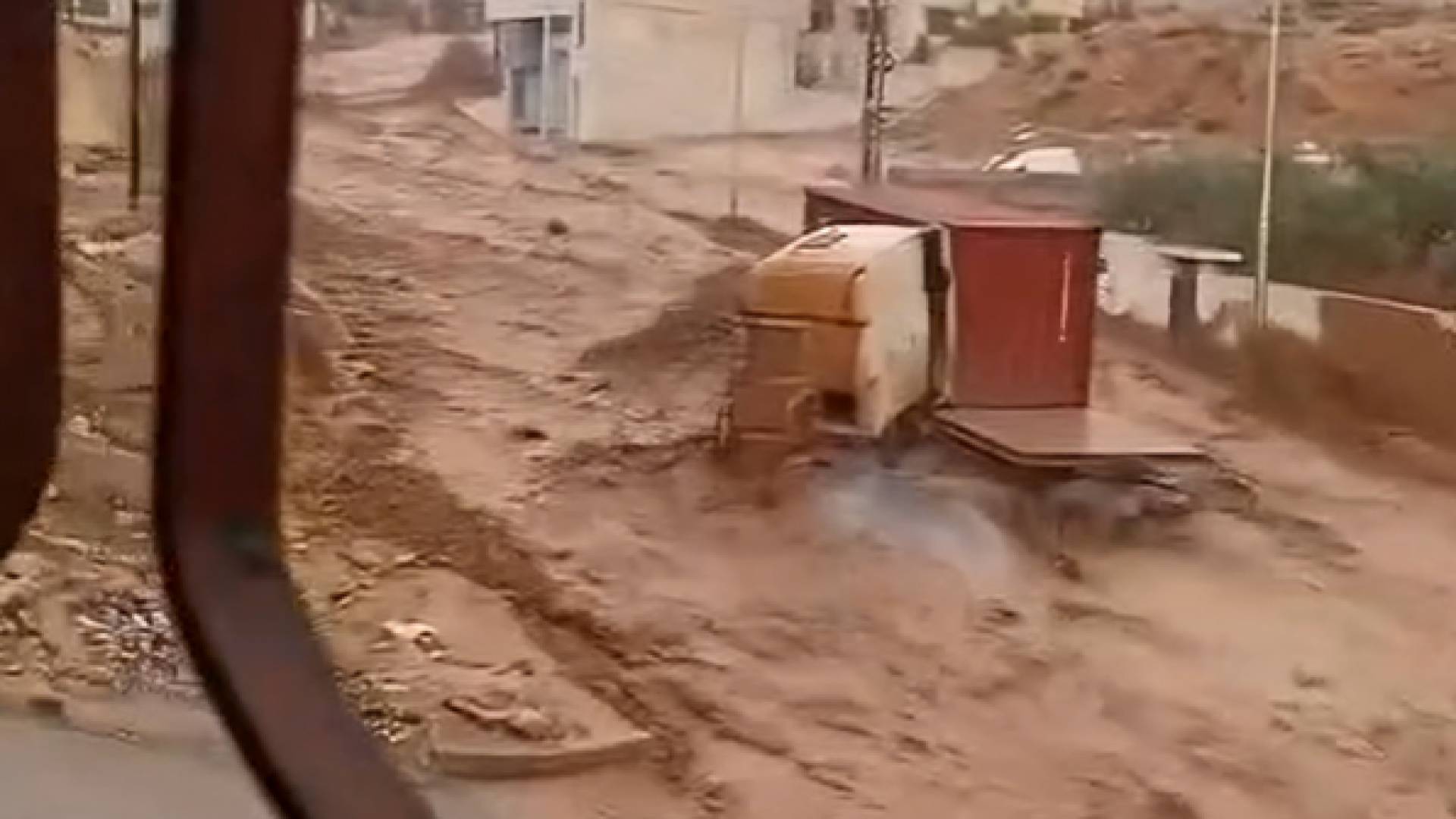 غرق تريلا في أبو الزيغان بالزرق