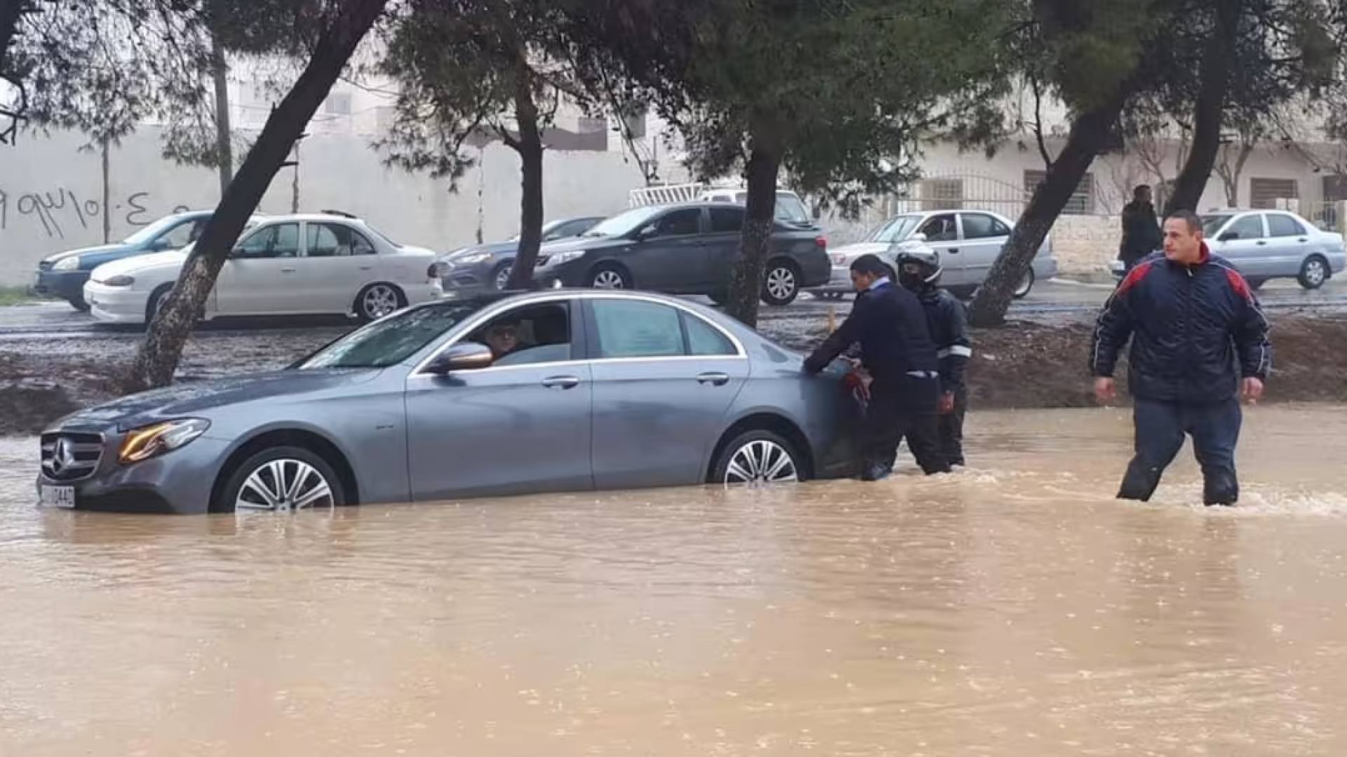 سيارة غارقة نتيجة الأمطار