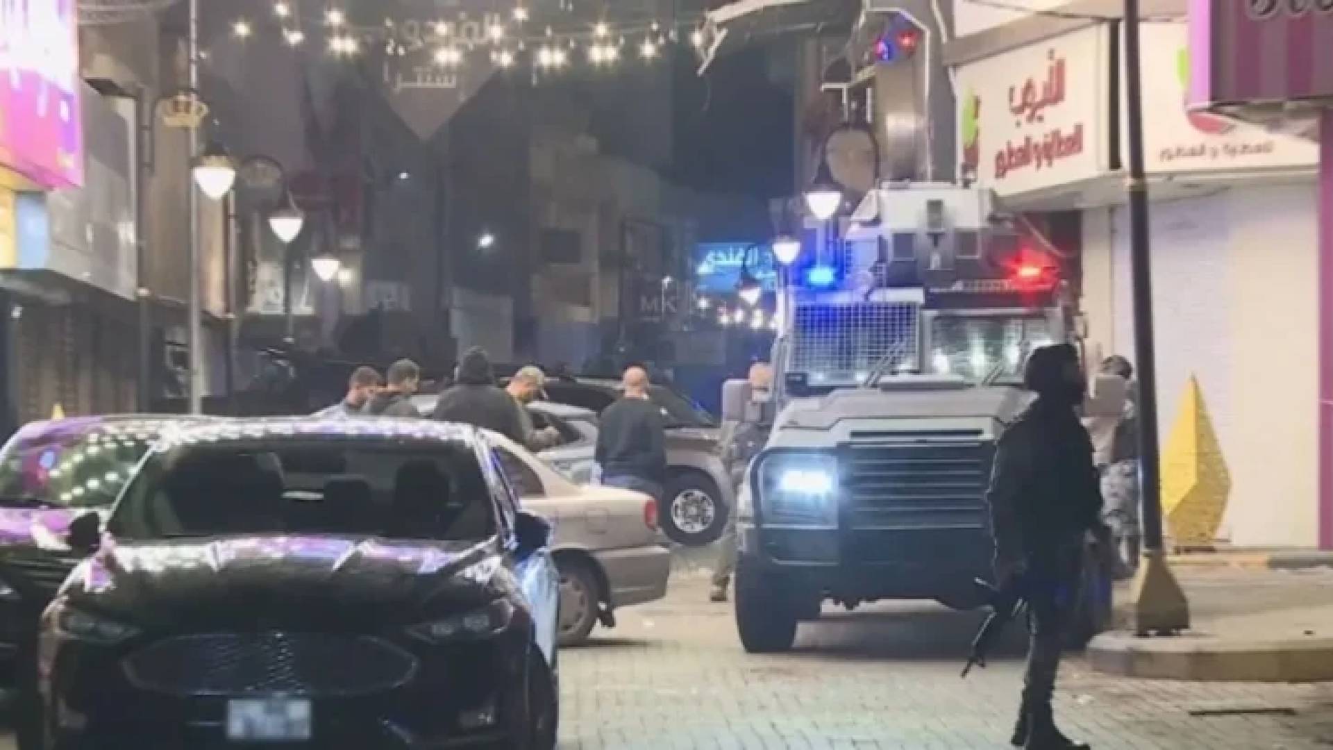 مشهد من العملية الأمنية في مدينة الرمثا