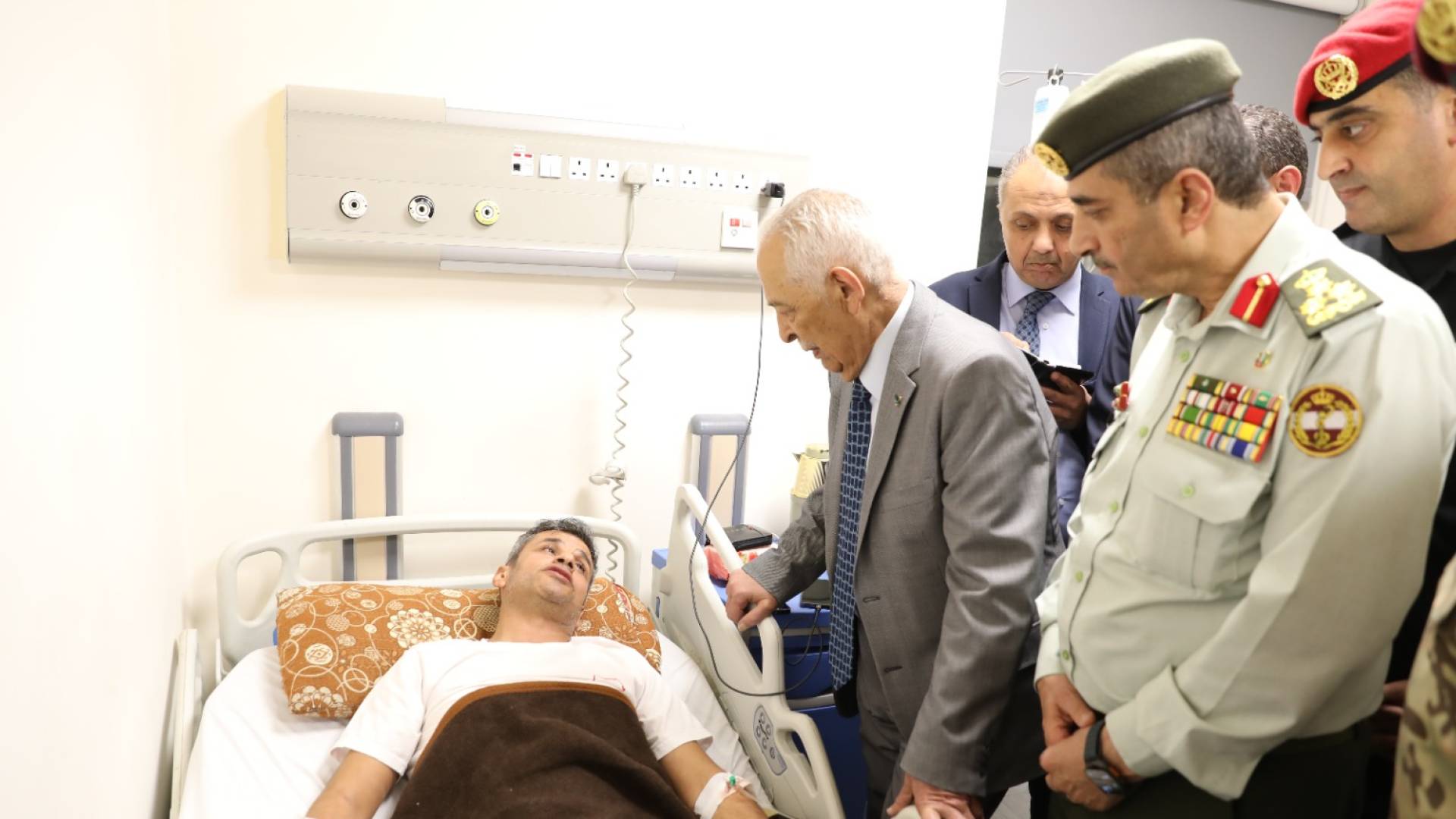 العيسوي يطمئن على صحة مصابي المداهمة الأمنية بالرمثا