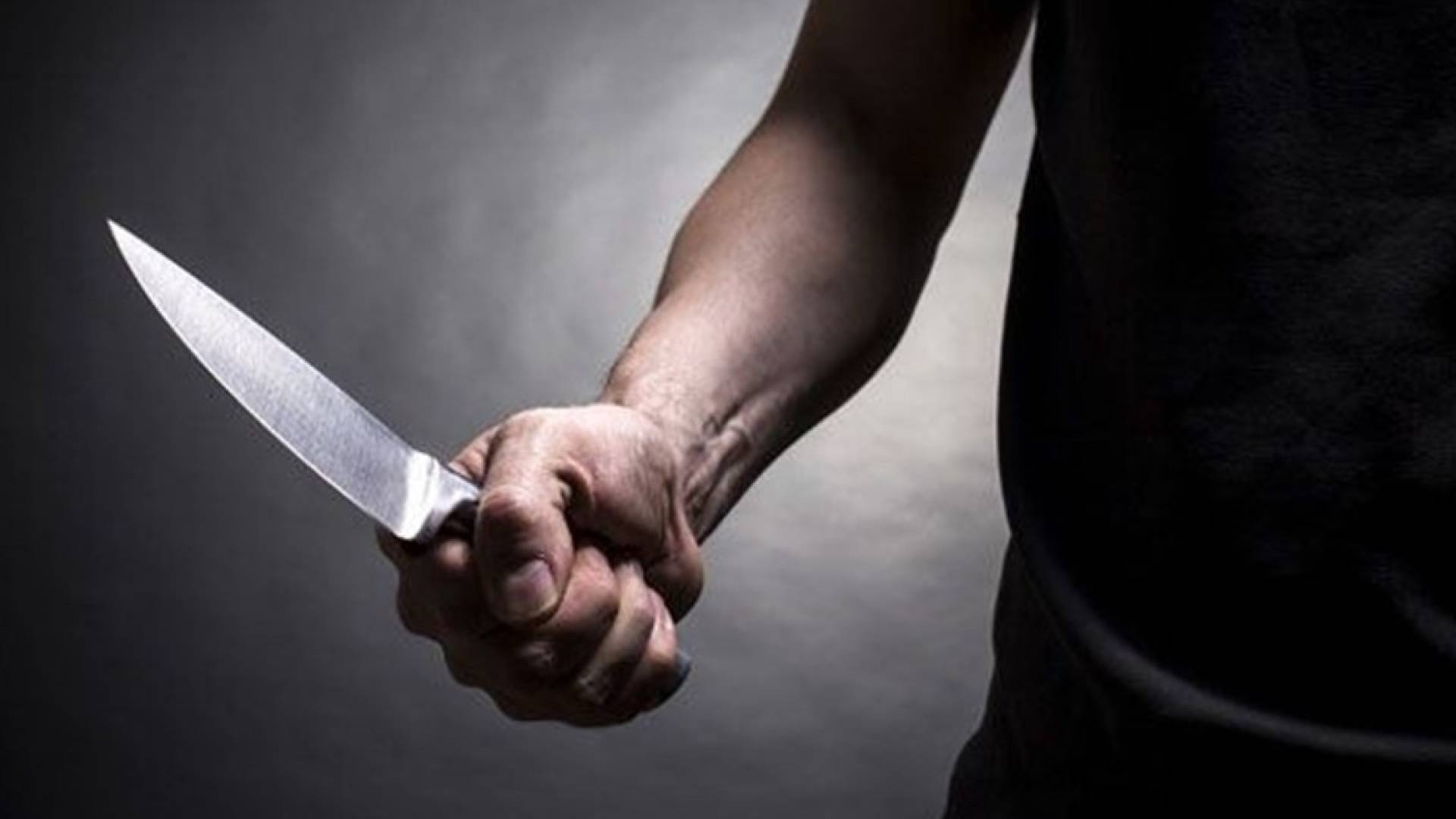 شخص يحمل سكينا - تعبيرية