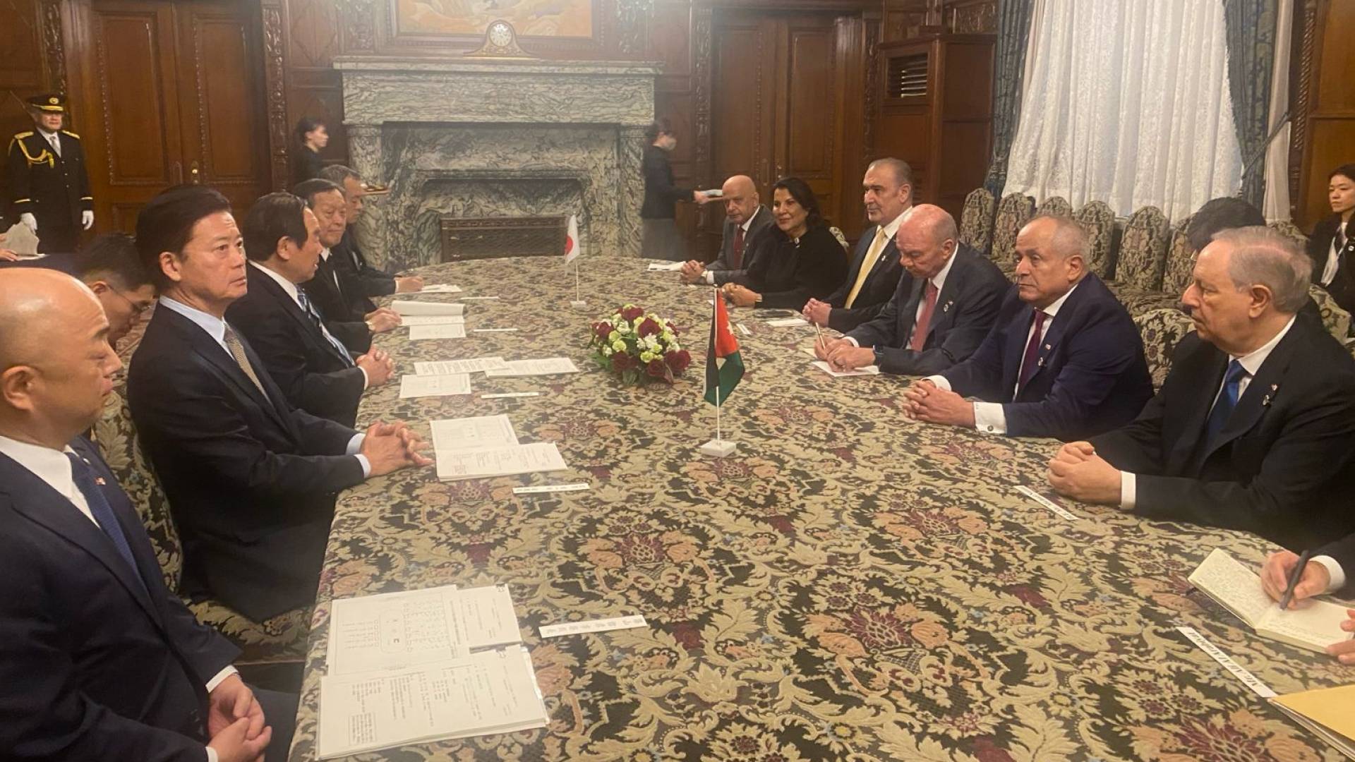 رئيس مجلس الأعيان فيصل الفايز والوفد المرافق يحضرون جلسة عقدها البرلمان الياباني